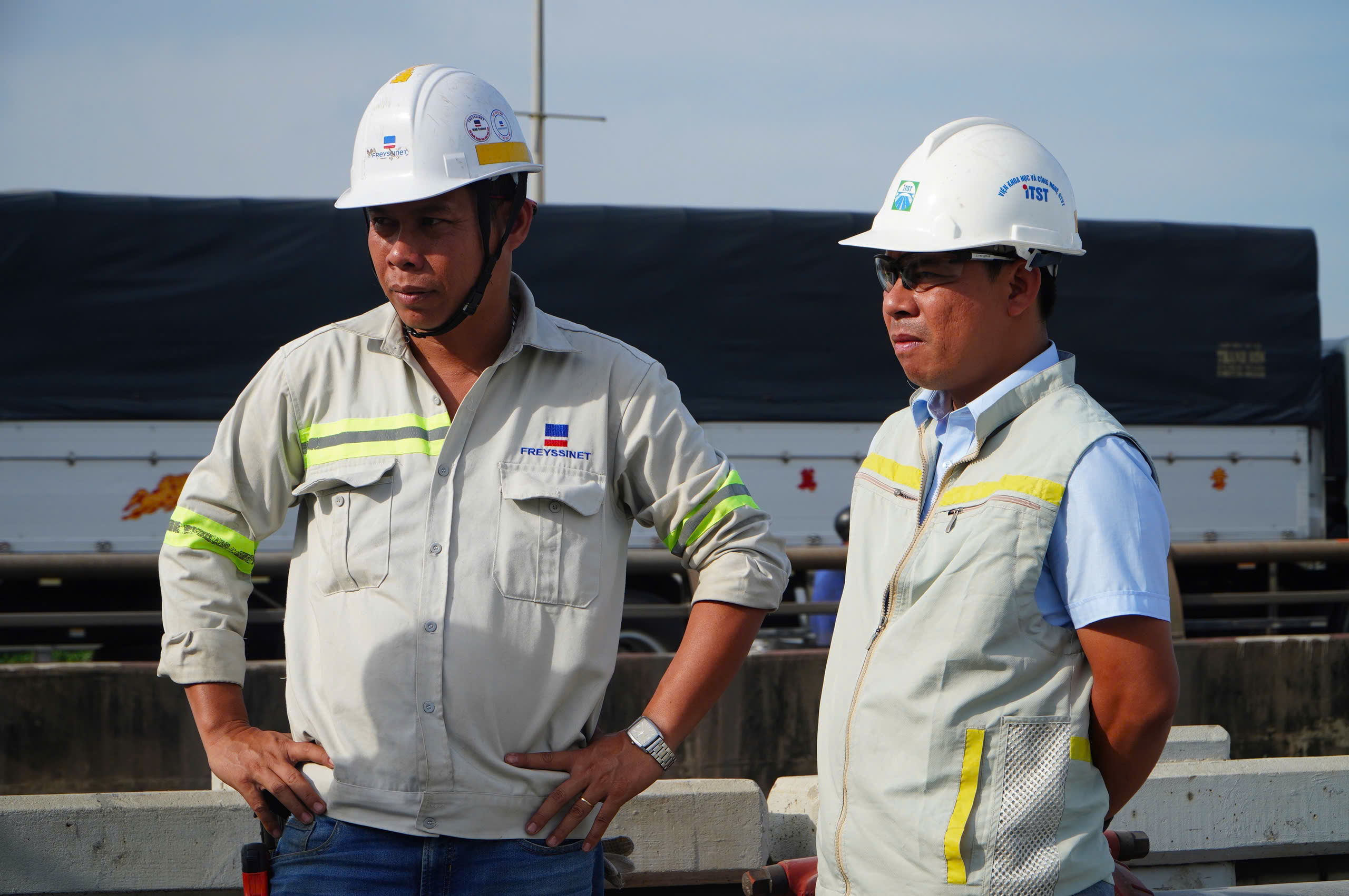 Cận cảnh thử tải cầu Bình Phước 1 bằng 14 xe tải, chuẩn bị cho ngày thông xe- Ảnh 5. Cận cảnh thử tải cầu Bình Phước 1 bằng 14 xe tải, chuẩn bị cho ngày thông xe- Ảnh 5.