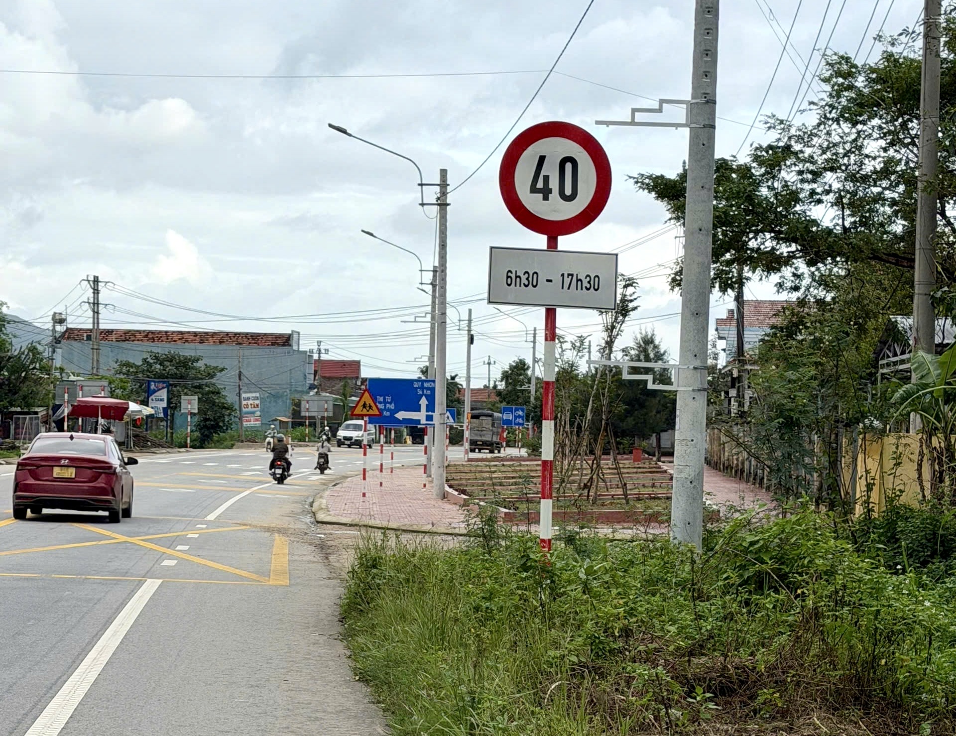 Gia Lai: R&agrave; so&aacute;t bất cập biển b&aacute;o hạn chế tốc độ tr&ecirc;n quốc lộ 19- Ảnh 1.