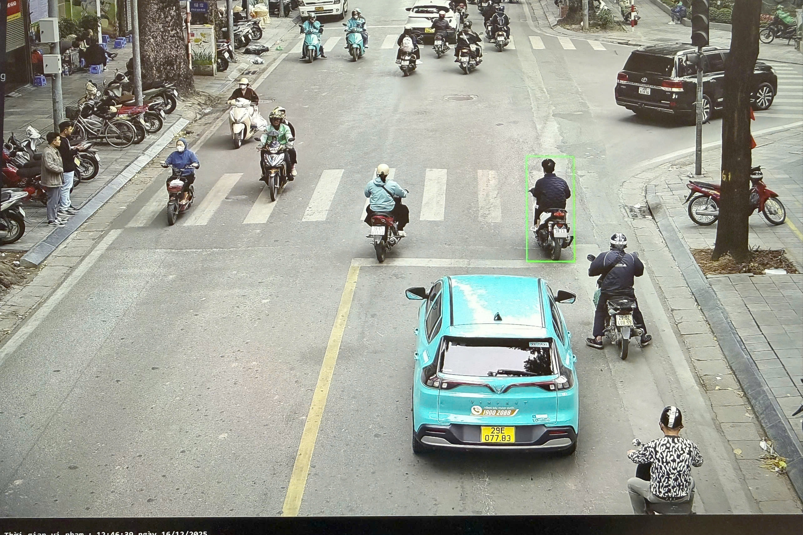 H&agrave; Nội: H&igrave;nh ảnh h&agrave;ng loạt &ocirc; t&ocirc;, xe m&aacute;y vi phạm bị camera AI "bắt quả tang"- Ảnh 3.