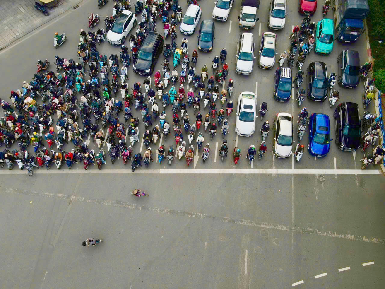 H&agrave; Nội: H&igrave;nh ảnh h&agrave;ng loạt &ocirc; t&ocirc;, xe m&aacute;y vi phạm bị camera AI "bắt quả tang"- Ảnh 2.