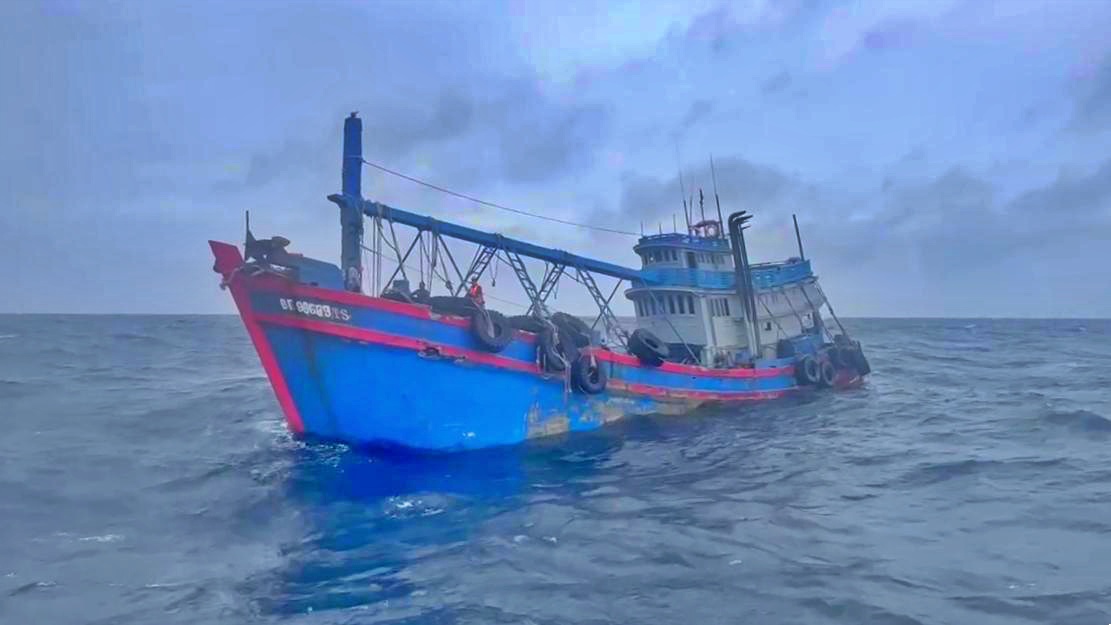 C&agrave; Mau: Bắt giữ t&agrave;u c&aacute; vận chuyển tr&aacute;i ph&eacute;p 200.000 l&iacute;t dầu D.O- Ảnh 1.