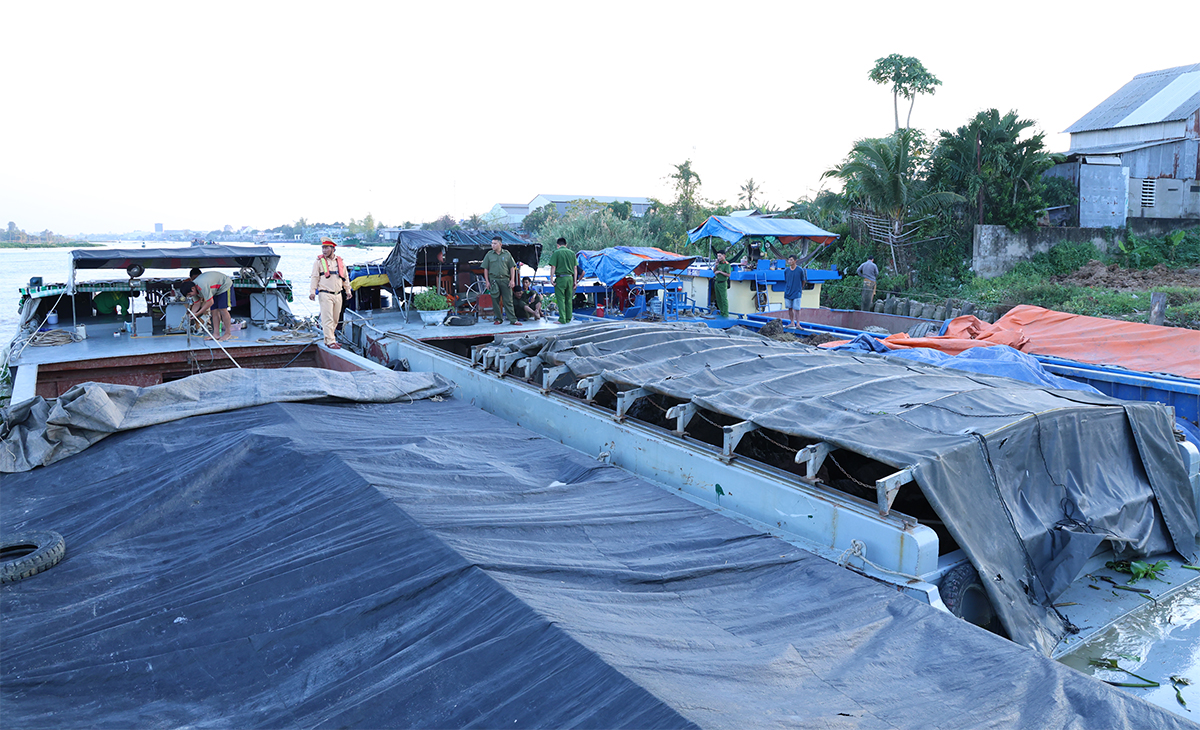 An Giang: Ph&aacute;t hiện 7 phương tiện thủy vận chuyển kho&aacute;ng sản kh&ocirc;ng h&oacute;a đơn- Ảnh 1.