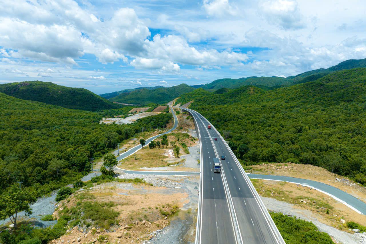 Thủ tướng tặng Bằng khen nhiều tập thể, c&aacute; nh&acirc;n đ&oacute;ng g&oacute;p lớn v&agrave;o kết quả 3.000km cao tốc- Ảnh 1.