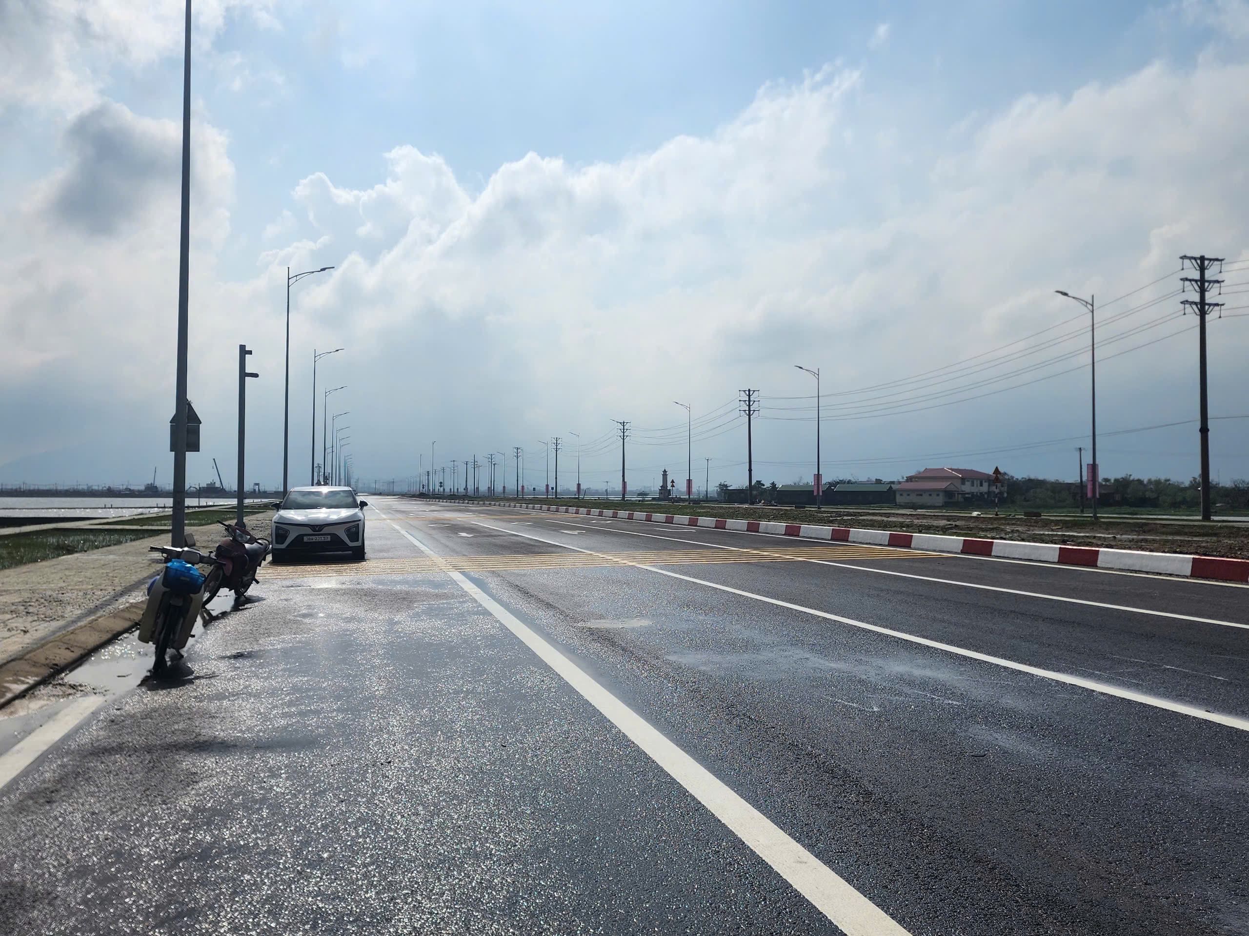 GRDP Hà Tĩnh bứt tốc từ những con đường mở lối- Ảnh 2. GRDP Hà Tĩnh bứt tốc từ những con đường mở lối- Ảnh 2.