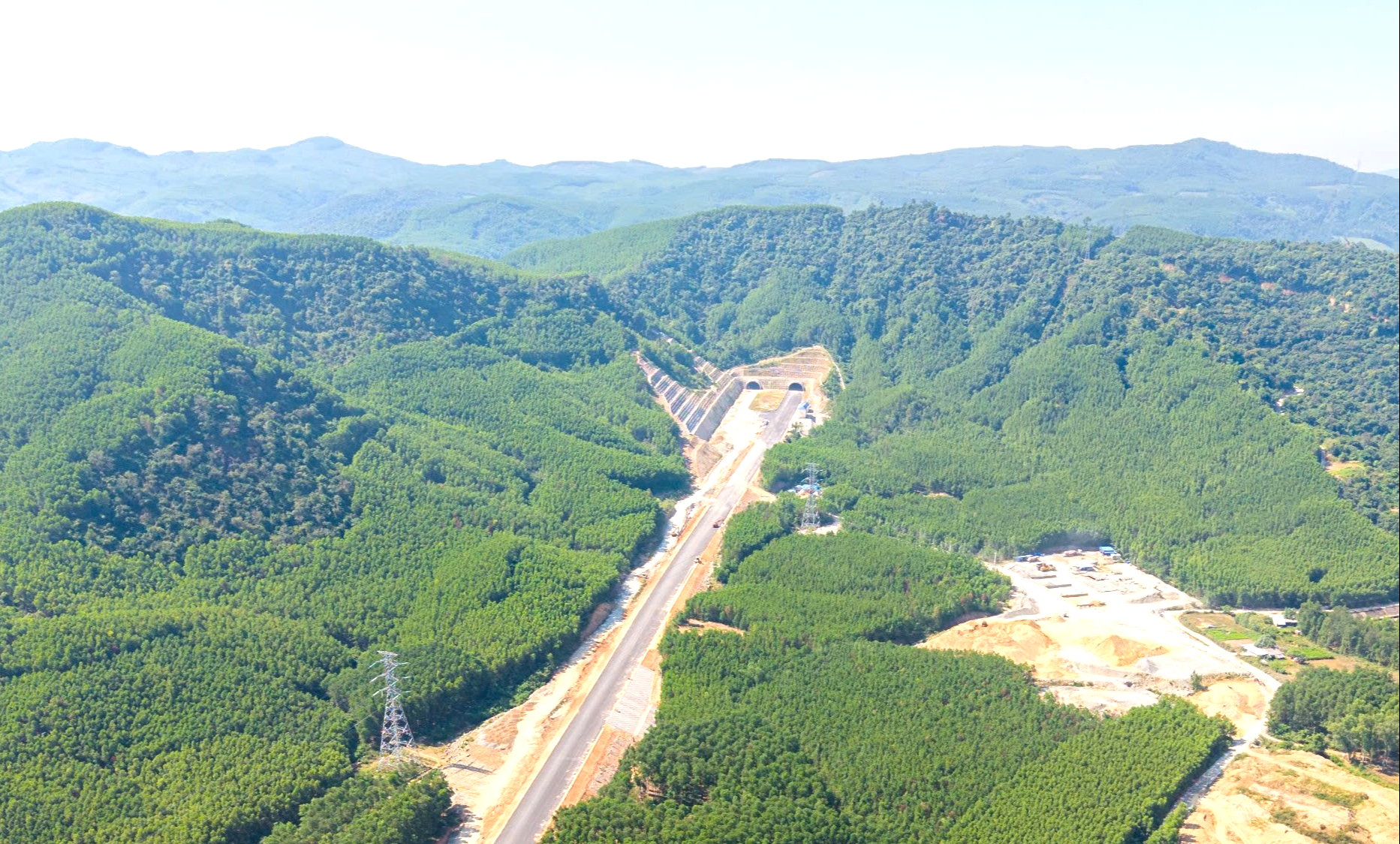 To&agrave;n cảnh cao tốc 20.000 tỷ đồng trước giờ th&ocirc;ng xe kỹ thuật- Ảnh 12.