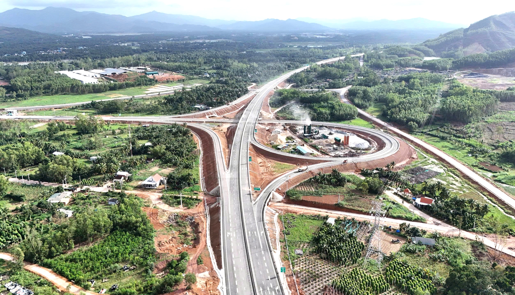 To&agrave;n cảnh cao tốc 20.000 tỷ đồng trước giờ th&ocirc;ng xe kỹ thuật- Ảnh 9.