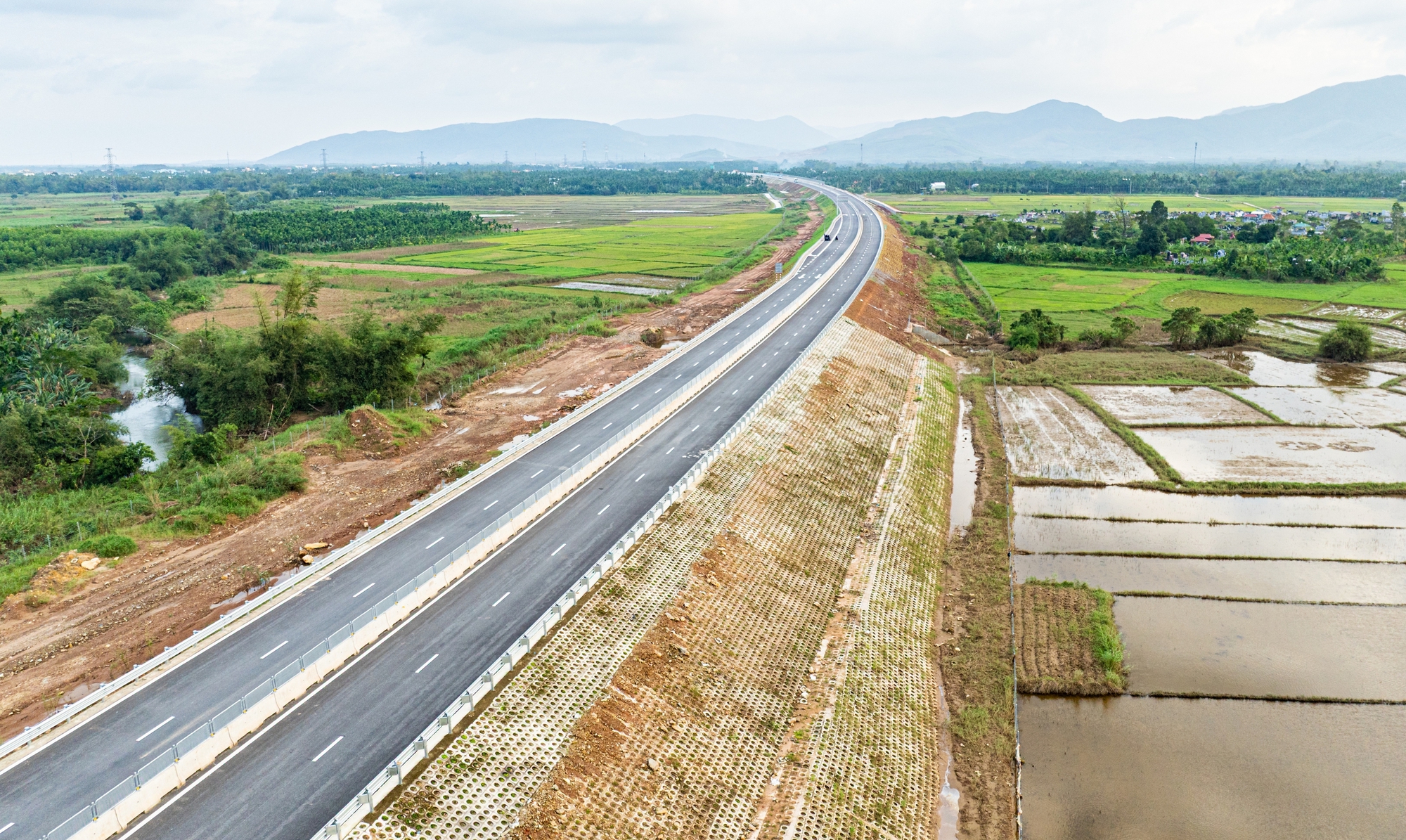 To&agrave;n cảnh cao tốc 20.000 tỷ đồng trước giờ th&ocirc;ng xe kỹ thuật- Ảnh 4.
