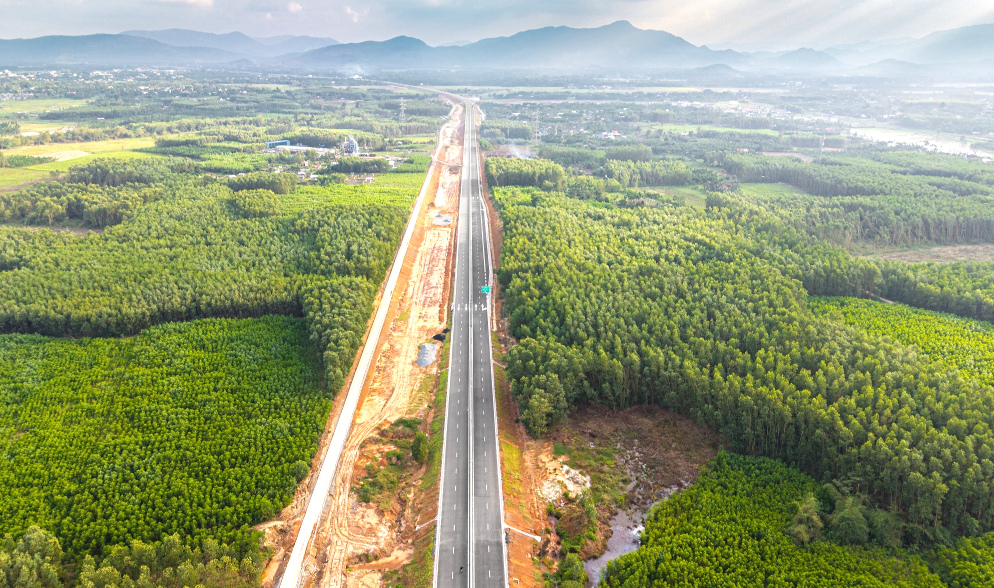 To&agrave;n cảnh cao tốc 20.000 tỷ đồng trước giờ th&ocirc;ng xe kỹ thuật- Ảnh 1.