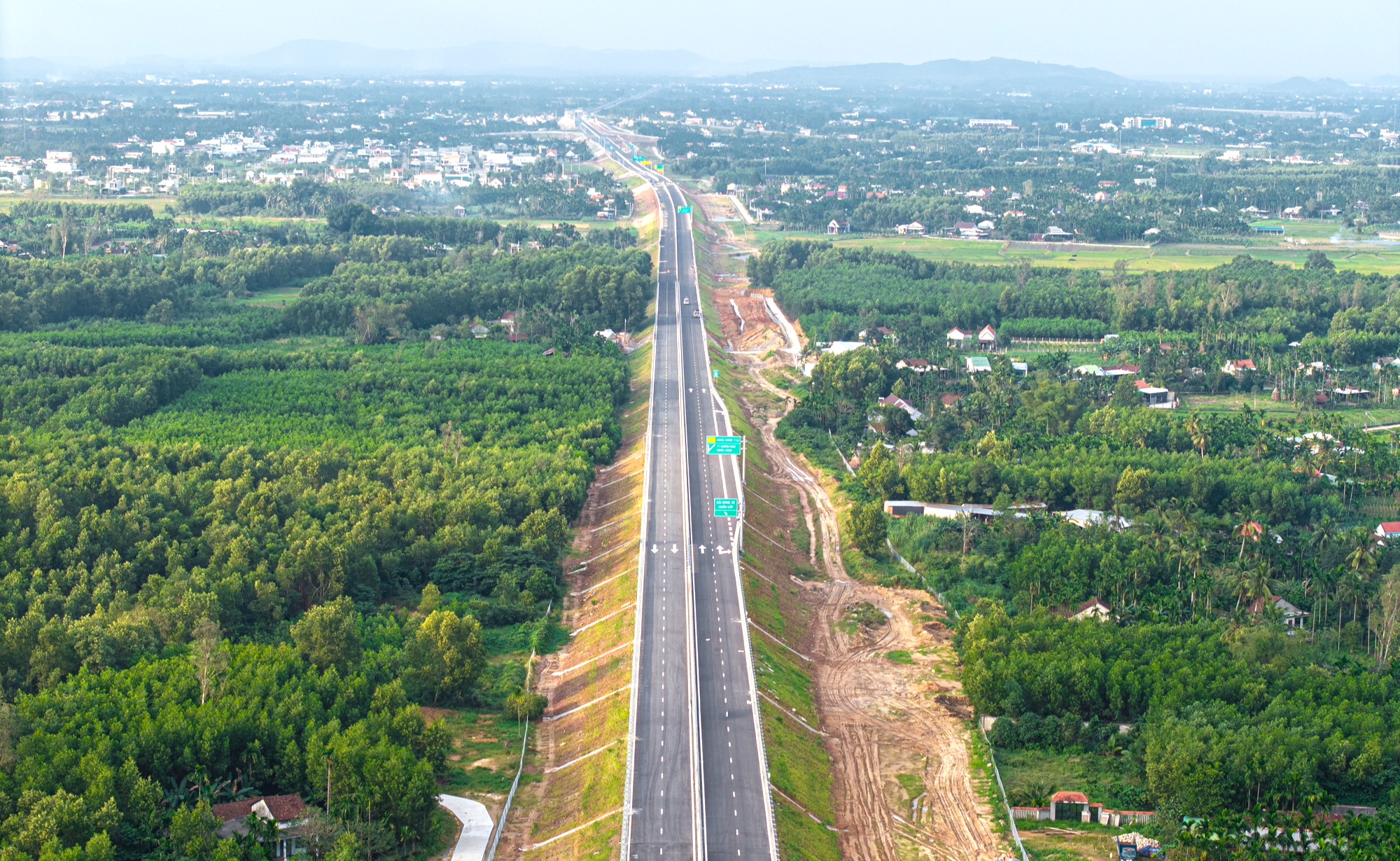 To&agrave;n cảnh cao tốc 20.000 tỷ đồng trước giờ th&ocirc;ng xe kỹ thuật- Ảnh 2.