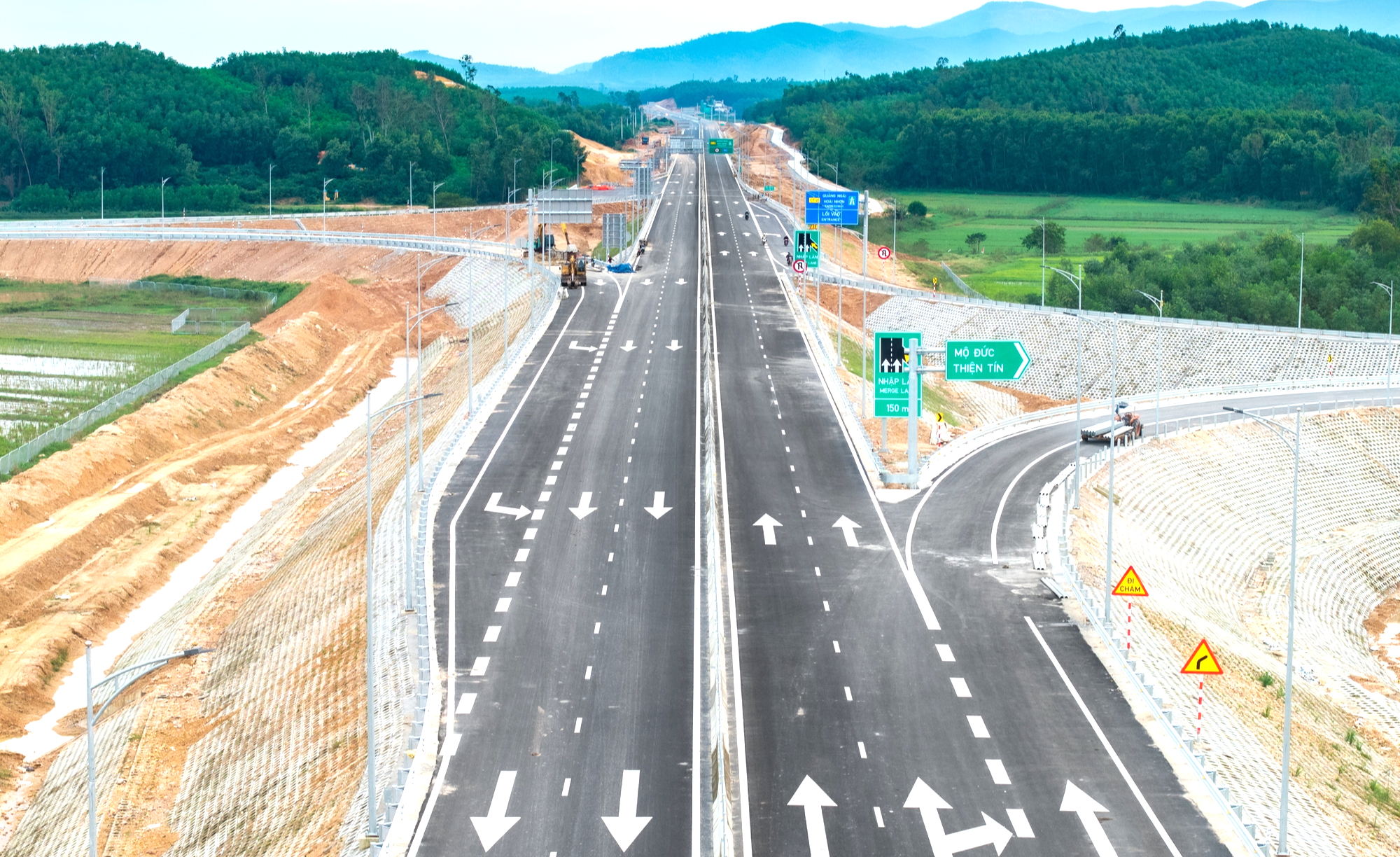 To&agrave;n cảnh cao tốc 20.000 tỷ đồng trước giờ th&ocirc;ng xe kỹ thuật- Ảnh 15.