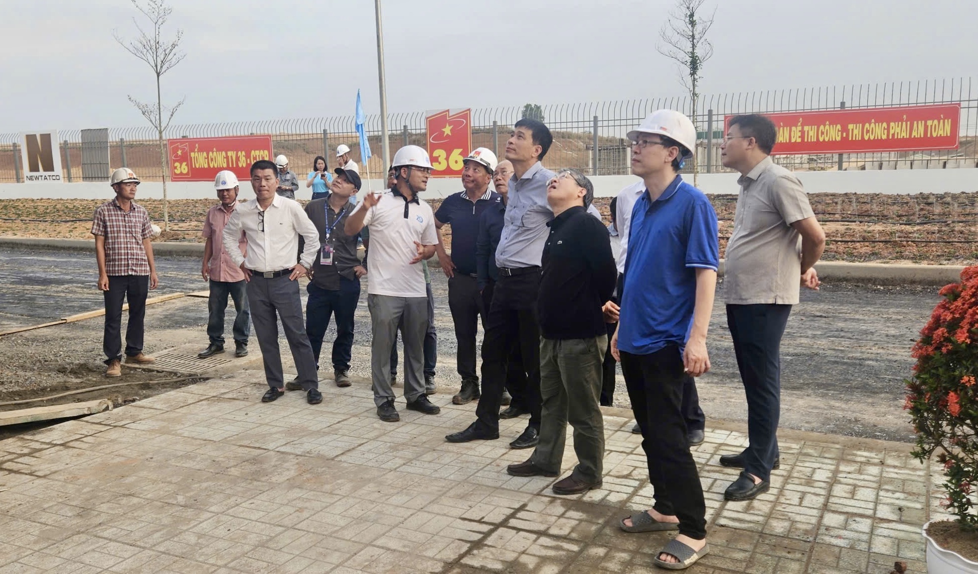 Thứ trưởng Phạm Minh Hà kiểm tra việc chuẩn bị cho sự kiện 19/12 tại sân bay Long Thành- Ảnh 1. Thứ trưởng Phạm Minh Hà kiểm tra việc chuẩn bị cho sự kiện 19/12 tại sân bay Long Thành- Ảnh 1.