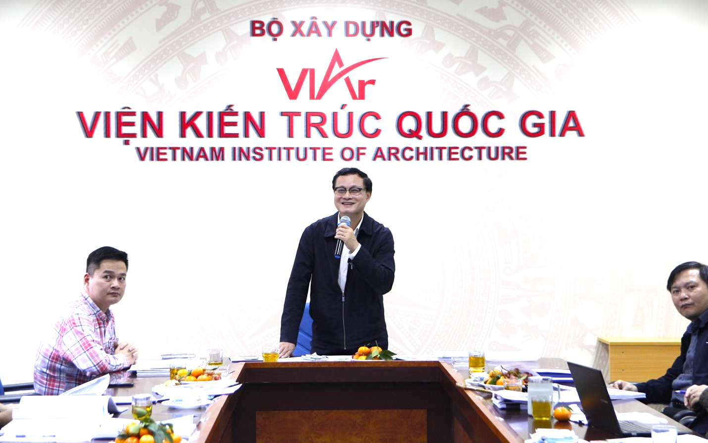 Thiết kế điển hình siêu thị, cửa hàng tiện ích phục vụ công nhân khu công nghiệp- Ảnh 1. TS.KTS Hồ Chí Quang, Viện trưởng Viện Kiến trúc quốc gia đánh giá đề tài có ý nghĩa nhân văn sâu sắc.