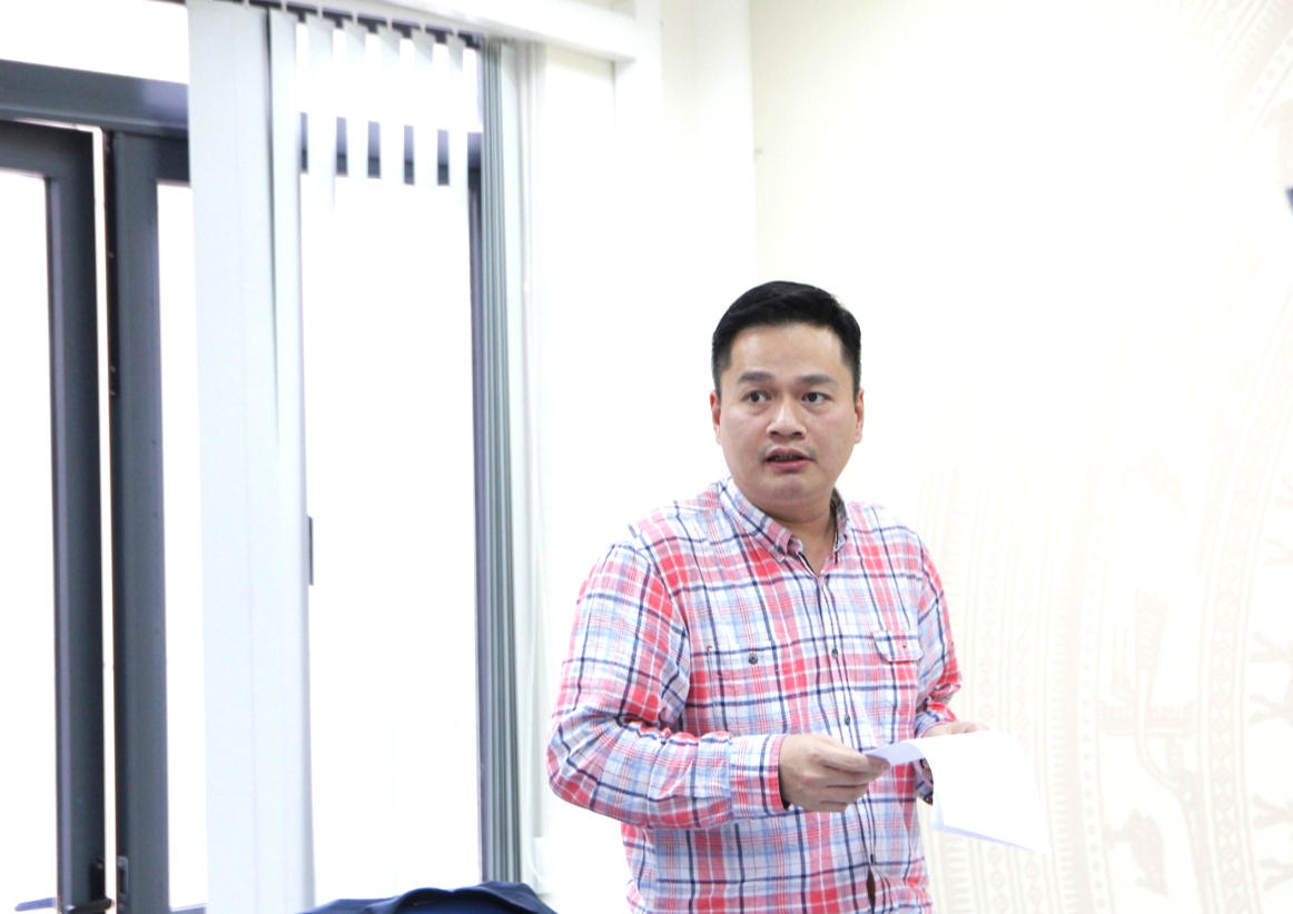 Thiết kế điển hình siêu thị, cửa hàng tiện ích phục vụ công nhân khu công nghiệp- Ảnh 2. TS.KTS Nguyễn Thành Công, Phó Viện trưởng Viện Kiến trúc quốc gia đóng góp ý kiến cho đề tài.