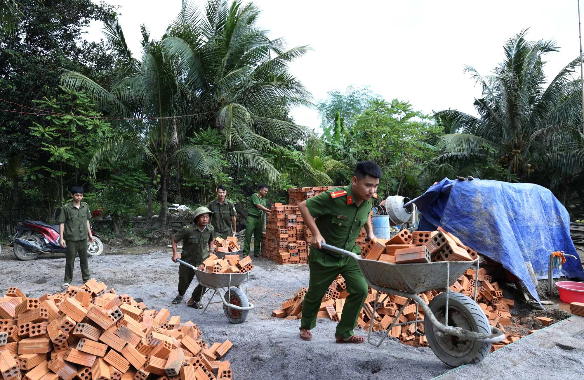 Công an tỉnh Khánh Hòa bàn giao ngôi nhà đầu tiên trong “Chiến dịch Quang Trung”- Ảnh 2. Công an tỉnh Khánh Hòa bàn giao ngôi nhà đầu tiên trong “Chiến dịch Quang Trung”- Ảnh 2.