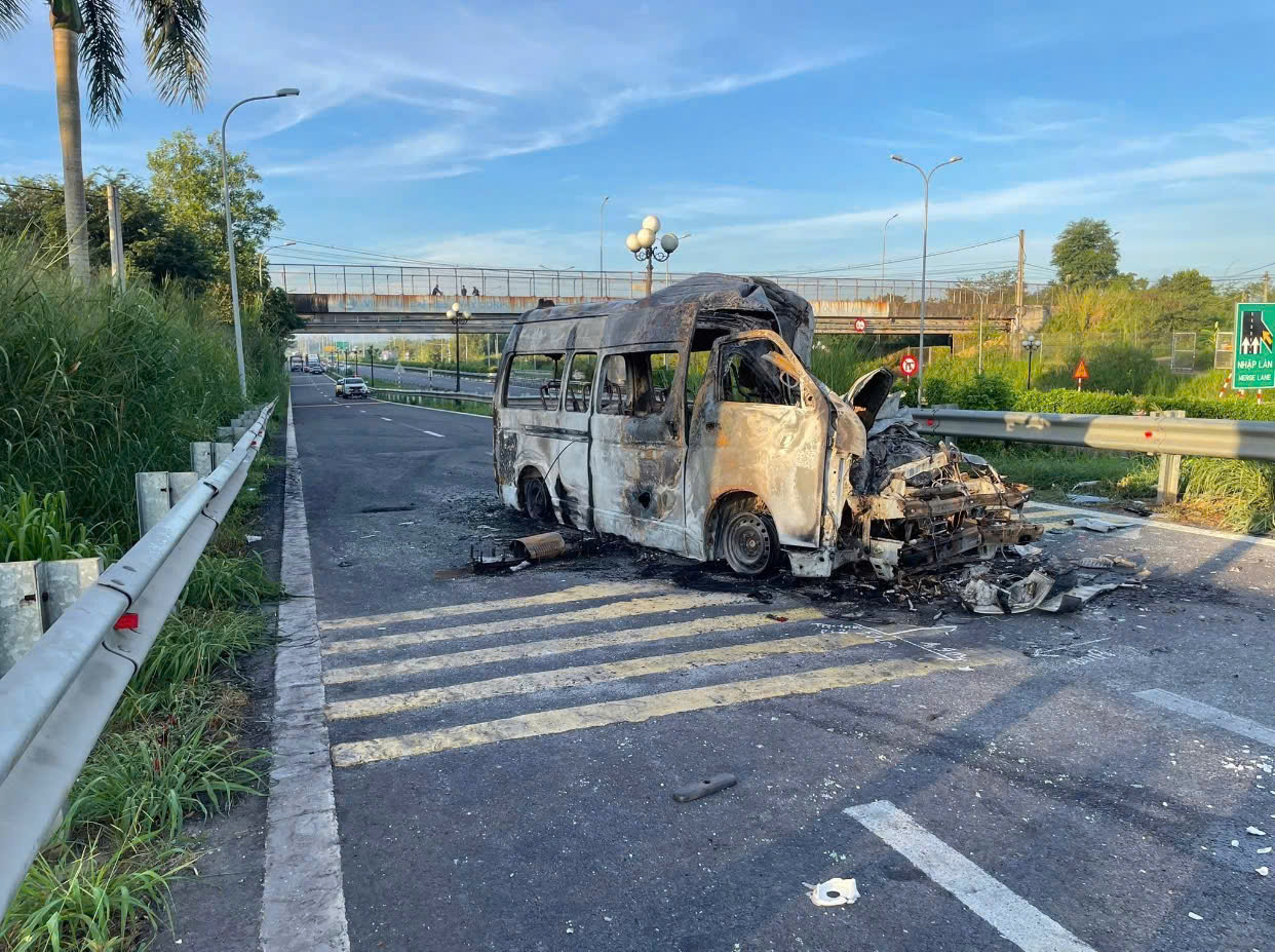 Đồng Nai: Ch&aacute;y xe cứu thương tr&ecirc;n cao tốc khiến 3 người tử vong- Ảnh 2.