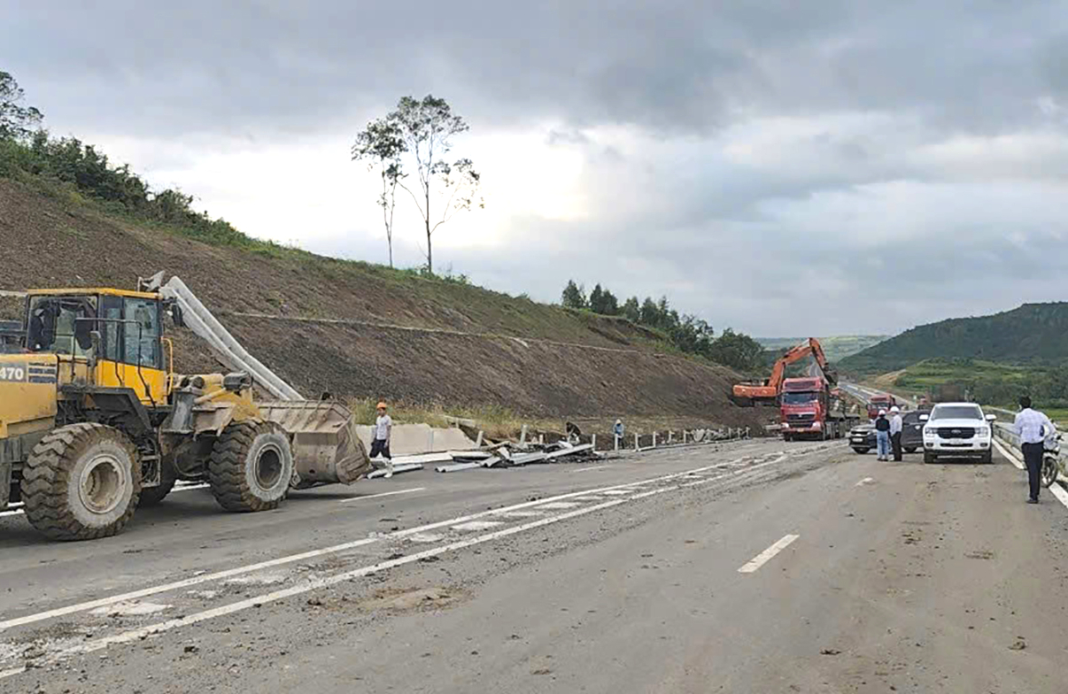 Khắc phục sạt lở, quyết t&acirc;m th&ocirc;ng xe kỹ thuật cao tốc Ch&iacute; Thạnh - V&acirc;n Phong ng&agrave;y 19/12- Ảnh 2.