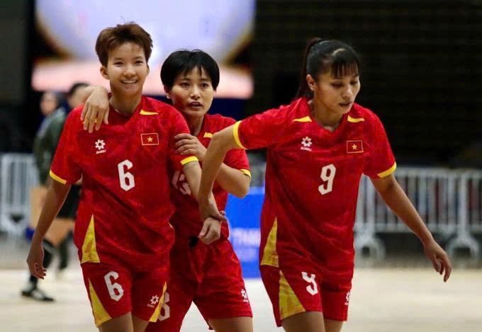 Đội tuyển Việt Nam gi&agrave;nh Huy chương V&agrave;ng m&ocirc;n futsal nữ SEA Games 33- Ảnh 1.