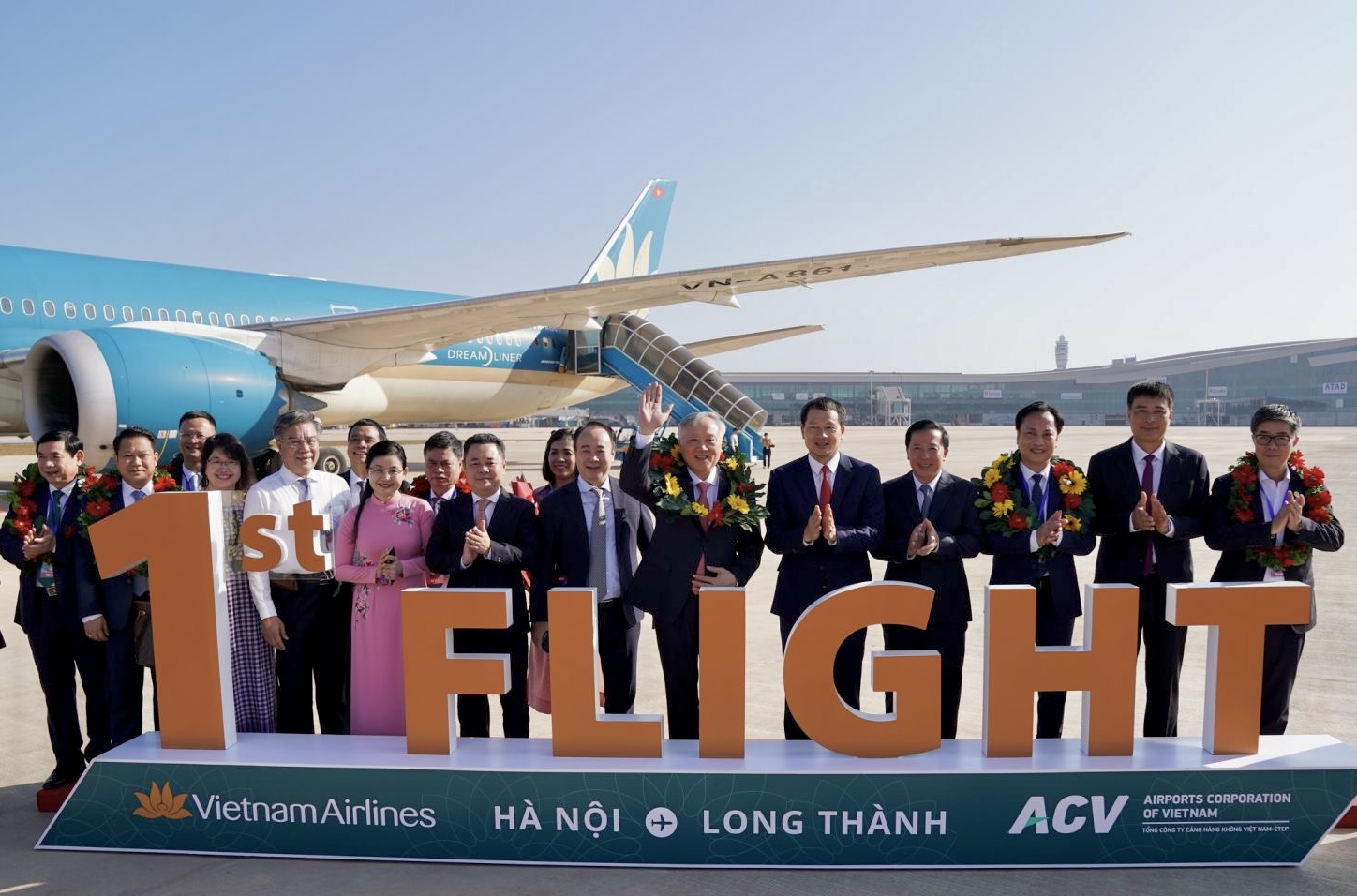 Vietnam Airlines thực hiện chuyến bay chở kh&aacute;ch đầu ti&ecirc;n tại s&acirc;n bay Long Th&agrave;nh- Ảnh 1.