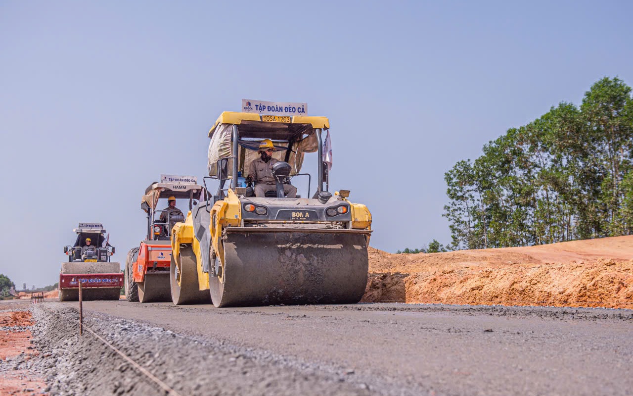 Cảng cạn Tân Cảng Sóng Thần đón nhận Huân chương Lao động hạng Nhì- Ảnh 6. Tặng Huân chương Lao động hạng Ba cho 5 tập thể đóng góp lớn trong phát triển hạ tầng