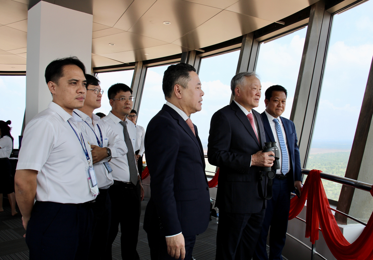Phó Thủ tướng Nguyễn Hòa Bình dự lễ gắn biển tại công trình quản lý bay sân bay Long Thành- Ảnh 7. Phó Thủ tướng Nguyễn Hòa Bình dự lễ gắn biển tại công trình quản lý bay sân bay Long Thành- Ảnh 7.