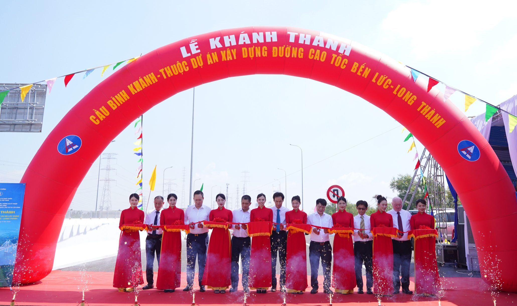 Kh&aacute;nh th&agrave;nh c&acirc;y cầu c&oacute; tĩnh kh&ocirc;ng cao nhất Việt Nam- Ảnh 1.