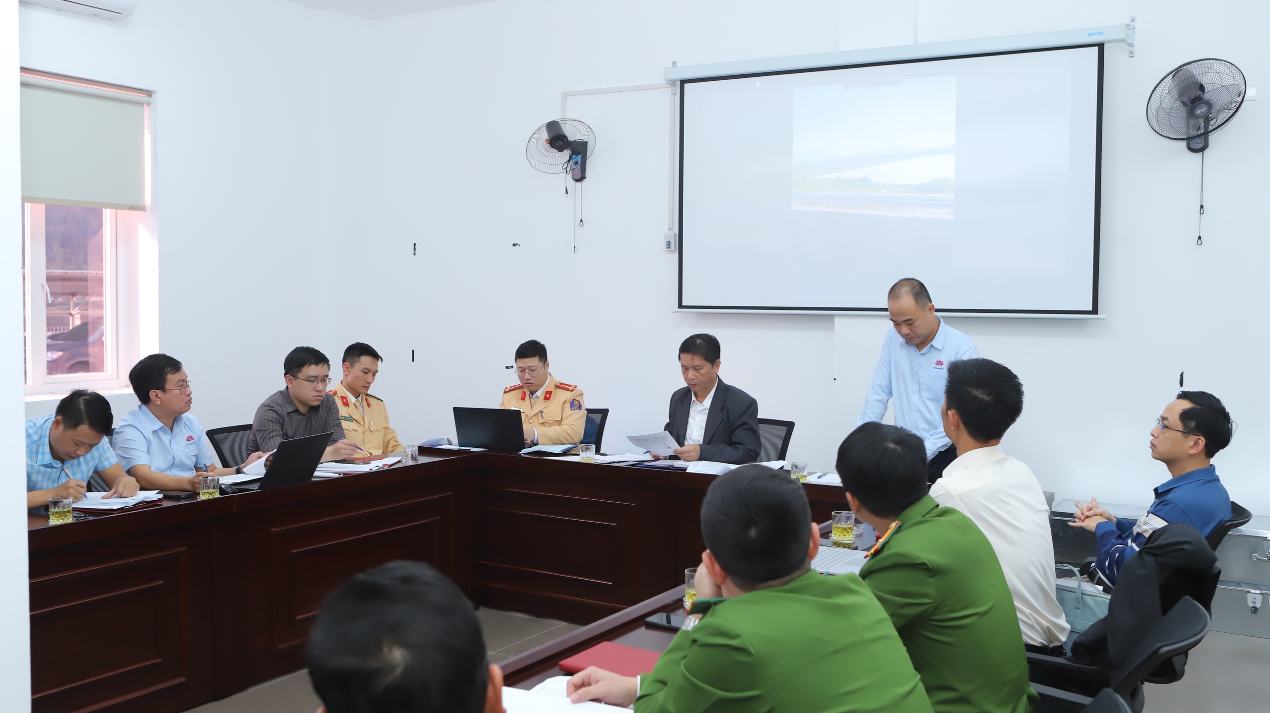 Quyết liệt xử l&yacute; t&igrave;nh trạng ph&aacute; r&agrave;o, x&acirc;m phạm h&agrave;nh lang cao tốc Diễn Ch&acirc;u - B&atilde;i Vọt- Ảnh 3.