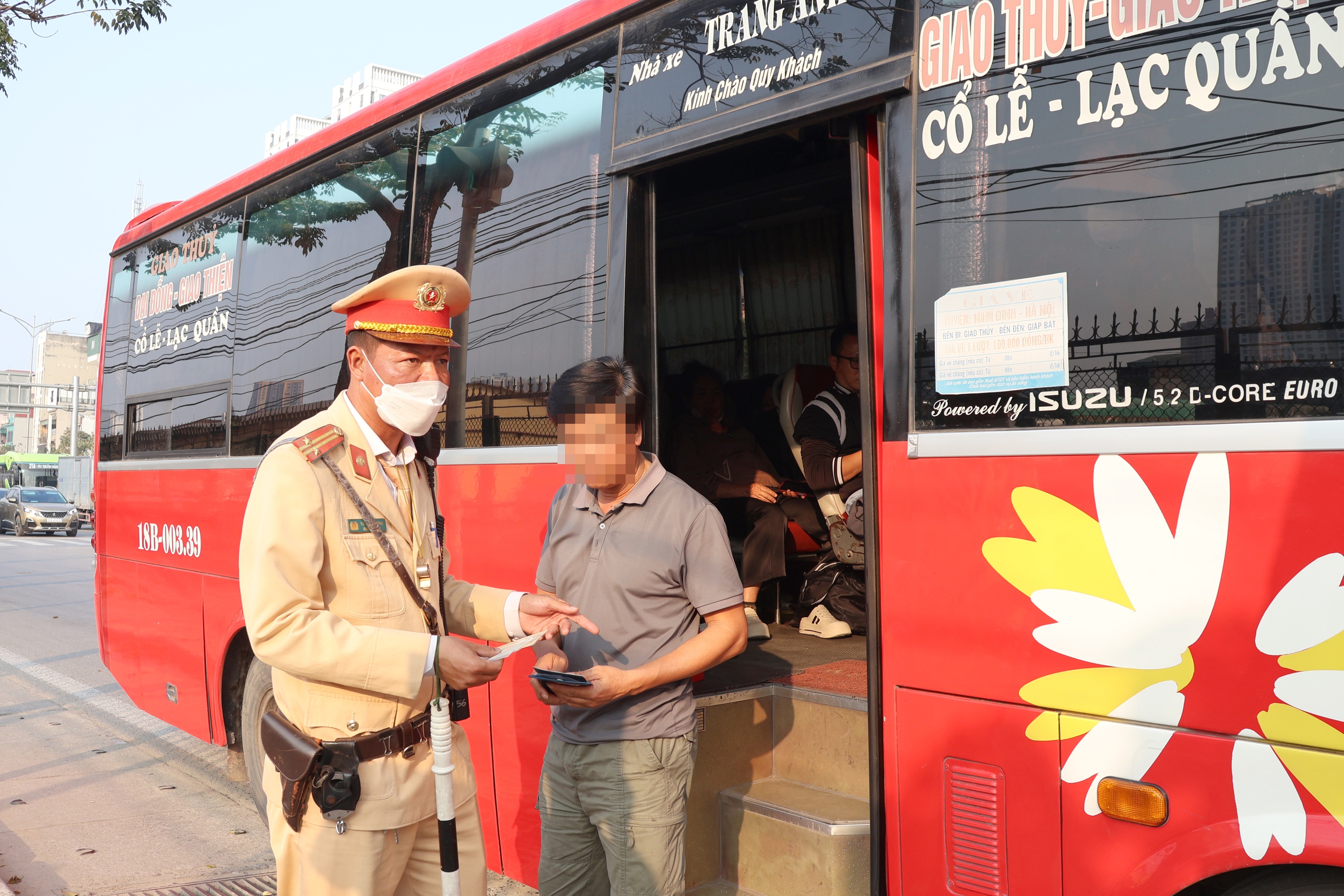 H&agrave; Nội: Camera AI "soi" h&agrave;ng loạt xe kh&aacute;ch vi phạm, CSGT đ&oacute;n l&otilde;ng xử l&yacute;- Ảnh 4.