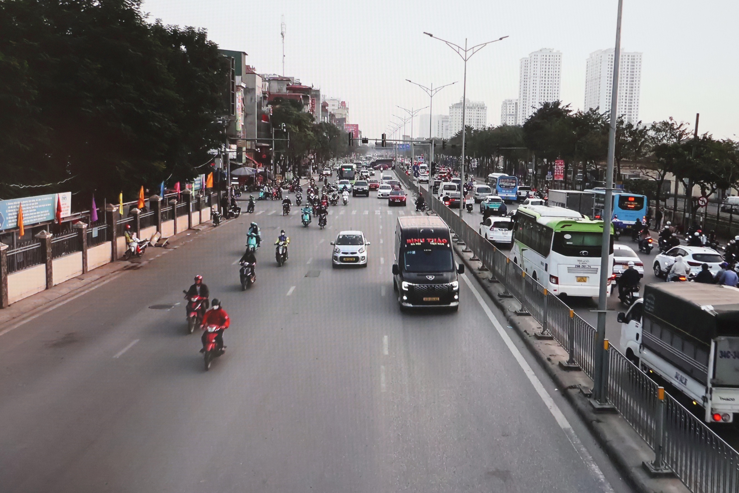 H&agrave; Nội: Camera AI "soi" h&agrave;ng loạt xe kh&aacute;ch vi phạm, CSGT đ&oacute;n l&otilde;ng xử l&yacute;- Ảnh 1.