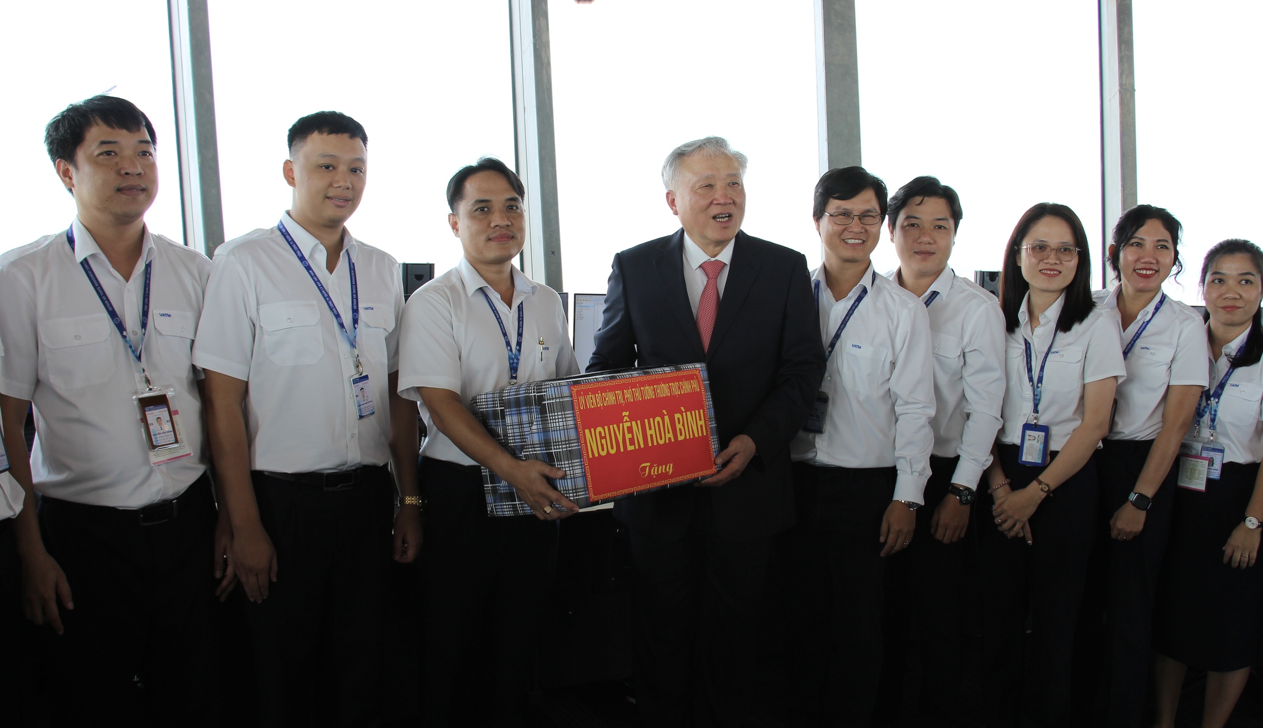 Phó Thủ tướng Nguyễn Hòa Bình dự lễ gắn biển tại công trình quản lý bay sân bay Long Thành- Ảnh 8. Phó Thủ tướng Nguyễn Hòa Bình dự lễ gắn biển tại công trình quản lý bay sân bay Long Thành- Ảnh 8.