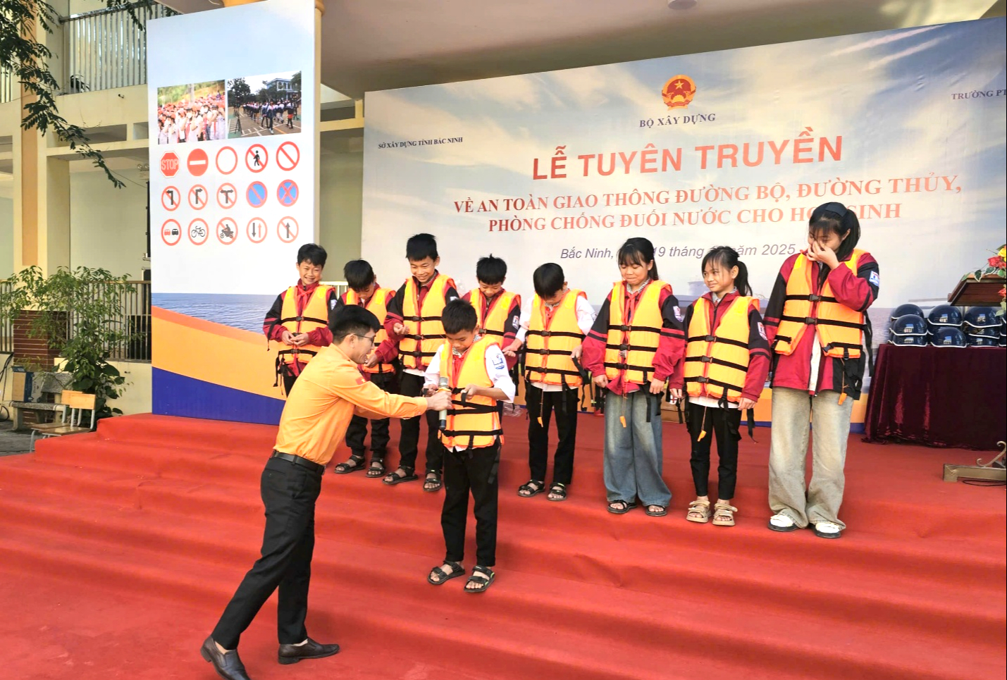 Bộ Xây dựng tổ chức tuyên truyền an toàn giao thông cho học sinh tại Bắc Ninh- Ảnh 5. Bộ Xây dựng tổ chức tuyên truyền an toàn giao thông cho học sinh tại Bắc Ninh- Ảnh 5.