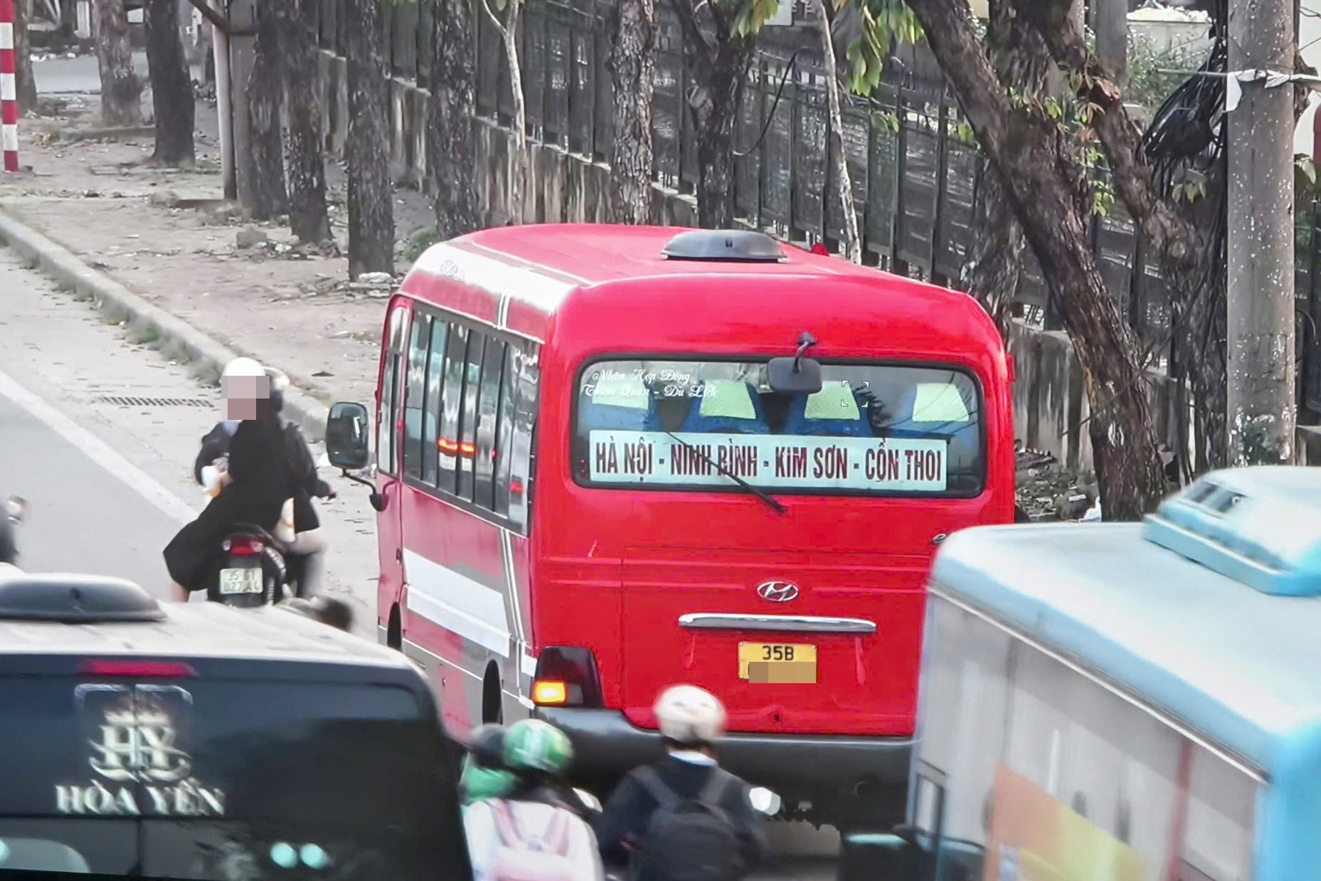 H&agrave; Nội: Camera AI "soi" h&agrave;ng loạt xe kh&aacute;ch vi phạm, CSGT đ&oacute;n l&otilde;ng xử l&yacute;- Ảnh 6.