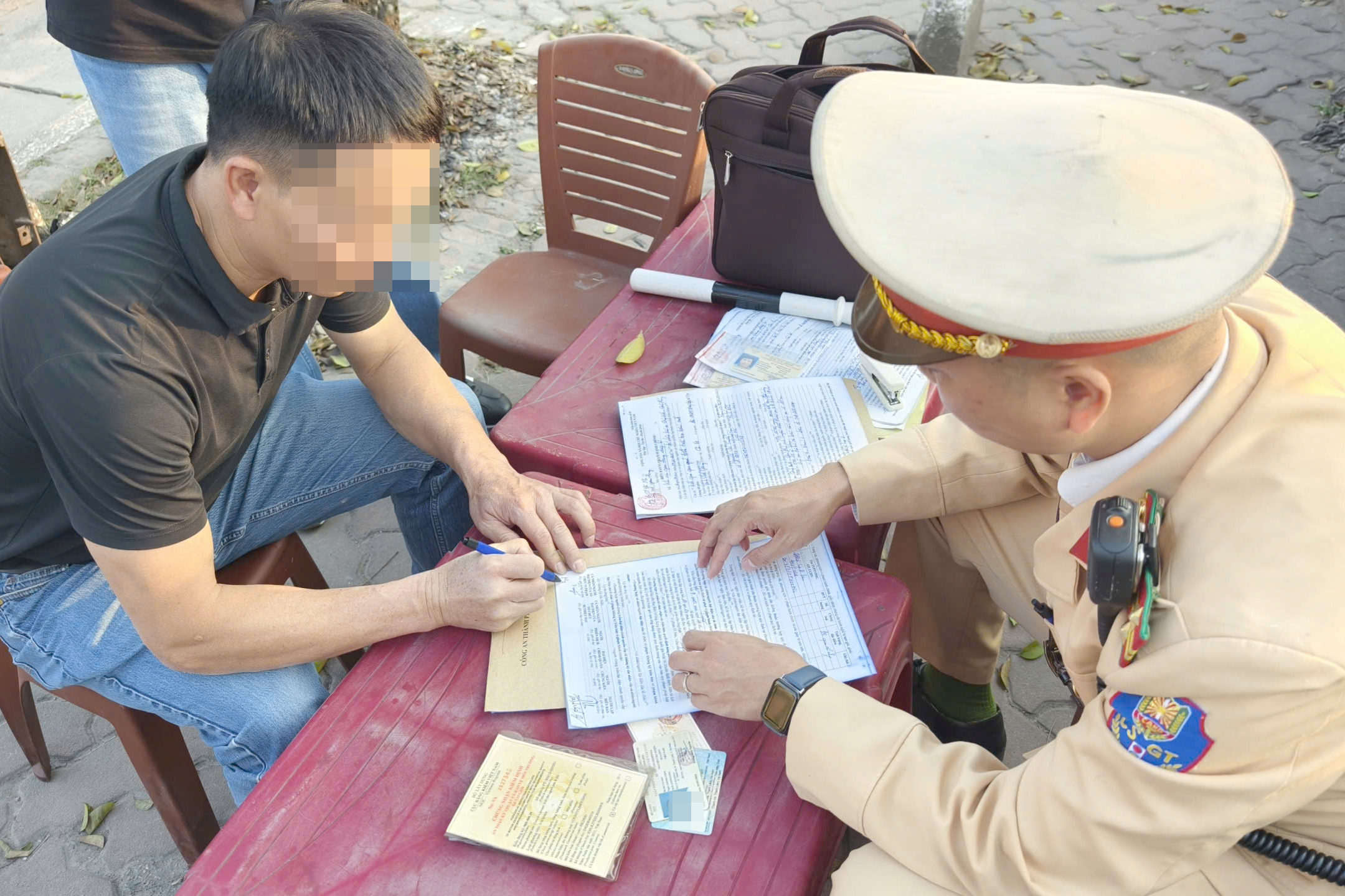 H&agrave; Nội: Camera AI "soi" h&agrave;ng loạt xe kh&aacute;ch vi phạm, CSGT đ&oacute;n l&otilde;ng xử l&yacute;- Ảnh 5.