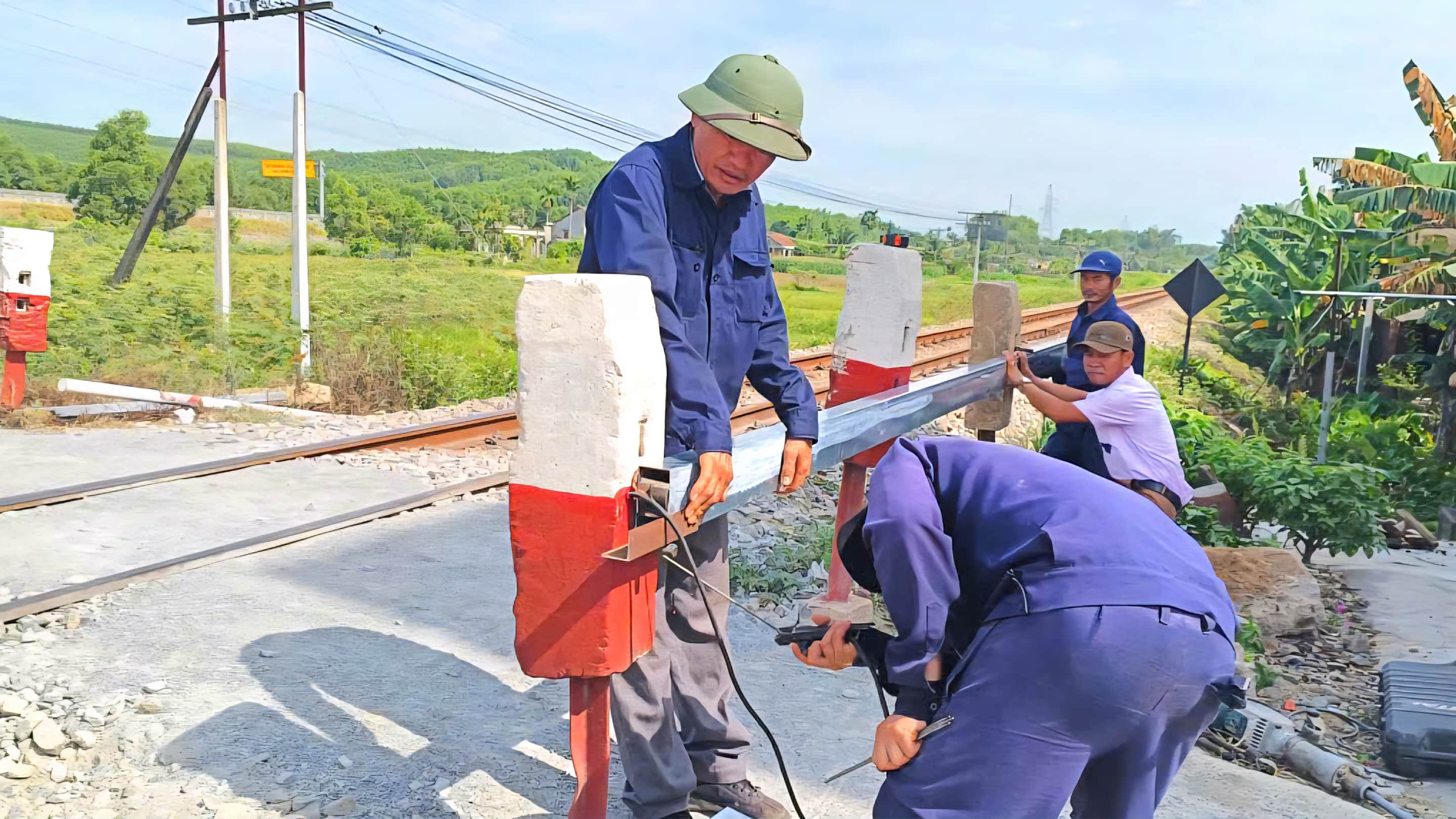 Quảng Ng&atilde;i quyết t&acirc;m x&oacute;a 100% lối đi tự mở qua đường sắt trong năm 2026- Ảnh 3.