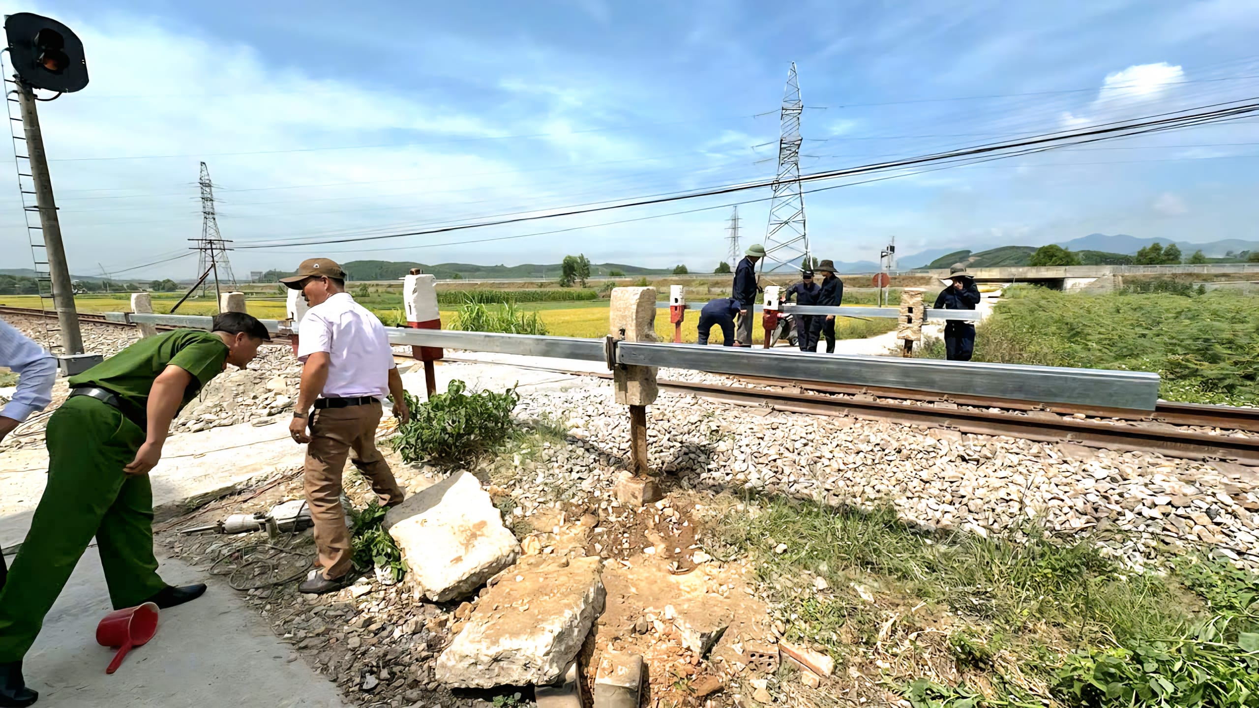 Quảng Ng&atilde;i quyết t&acirc;m x&oacute;a 100% lối đi tự mở qua đường sắt trong năm 2026- Ảnh 4.