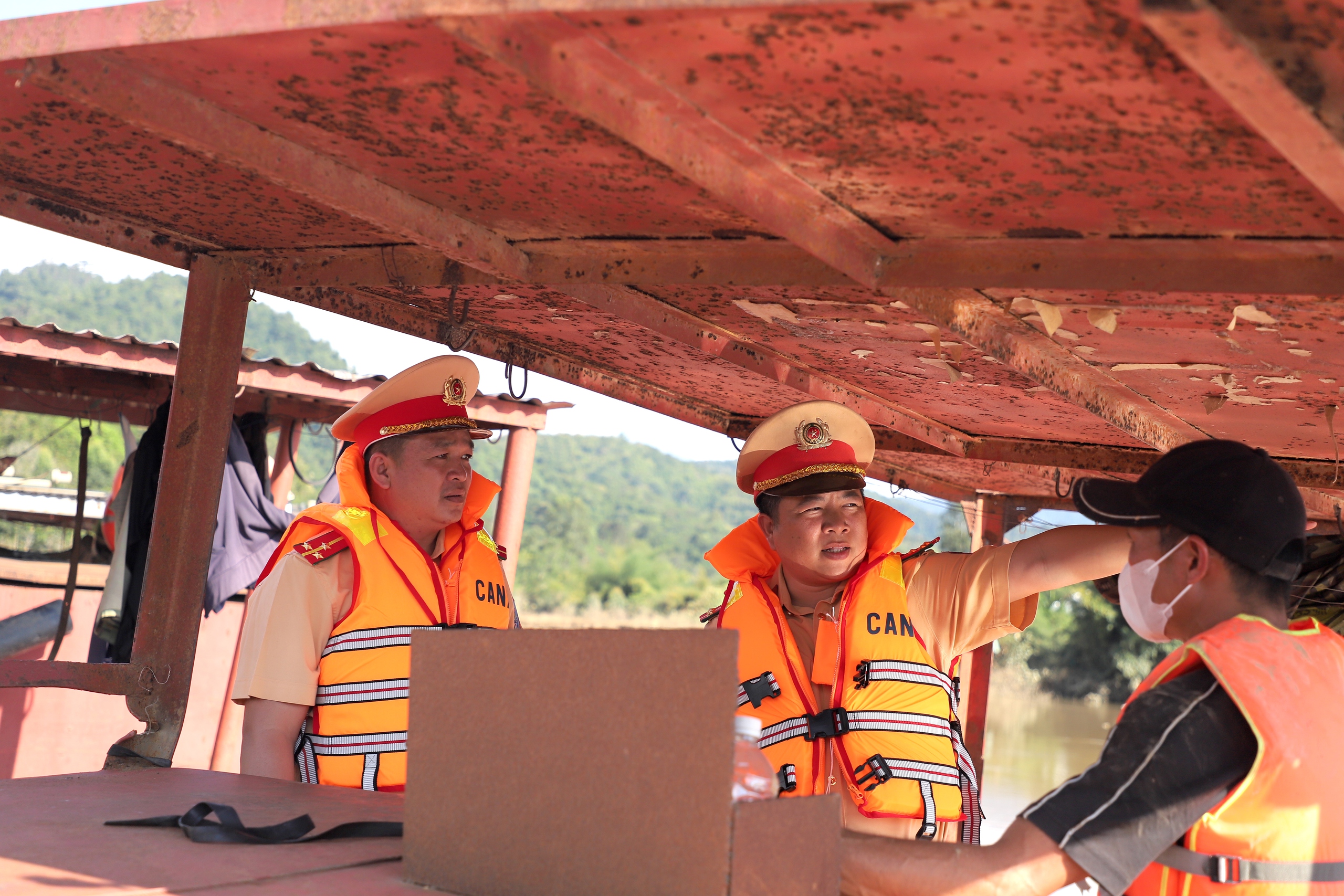 Cảnh s&aacute;t đường thủy Đắk Lắk tăng cường xử l&yacute; vi phạm giao th&ocirc;ng đường thủy- Ảnh 2.