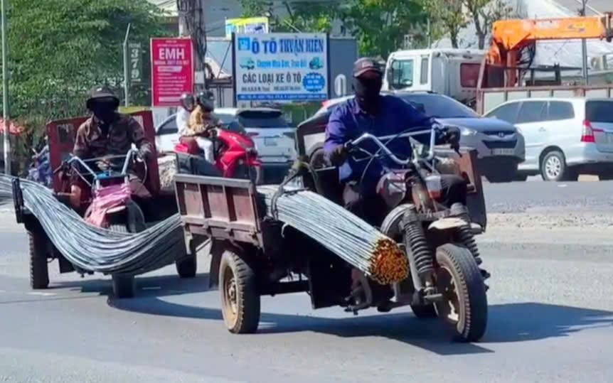 CSGT xử phạt 2 t&agrave;i xế xe ba g&aacute;c chở th&eacute;p kh&ocirc;ng an to&agrave;n tr&ecirc;n quốc lộ 51