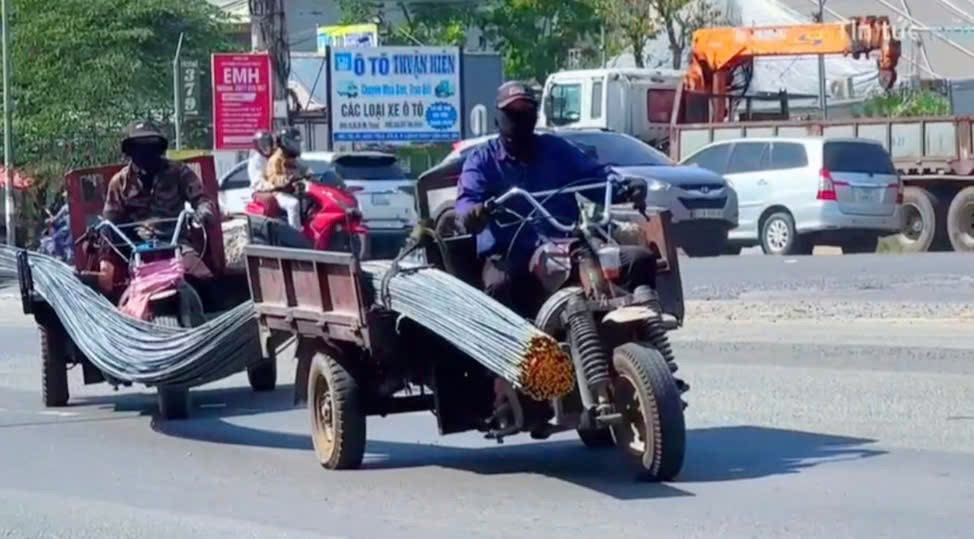 CSGT xử phạt 2 t&agrave;i xế xe ba g&aacute;c chở th&eacute;p kh&ocirc;ng an to&agrave;n tr&ecirc;n quốc lộ 51- Ảnh 1.