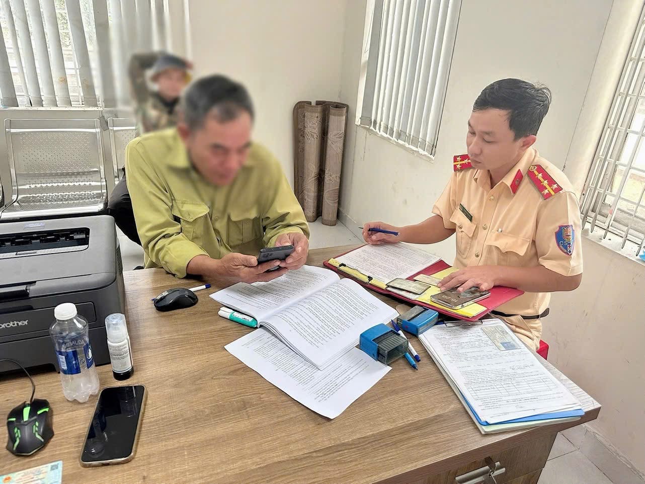 CSGT xử phạt 2 t&agrave;i xế xe ba g&aacute;c chở th&eacute;p kh&ocirc;ng an to&agrave;n tr&ecirc;n quốc lộ 51- Ảnh 3.