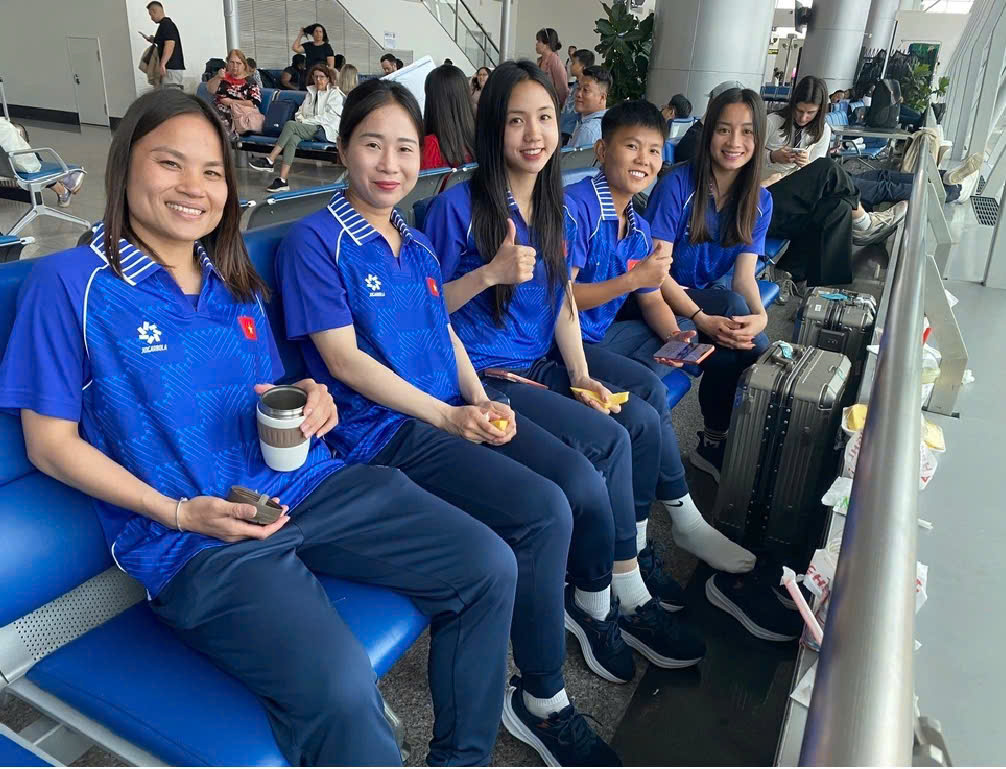 Đội tuyển nữ Việt Nam bắt đầu h&agrave;nh tr&igrave;nh bảo vệ tấm HCV SEA Games 33 tại Th&aacute;i Lan- Ảnh 1.