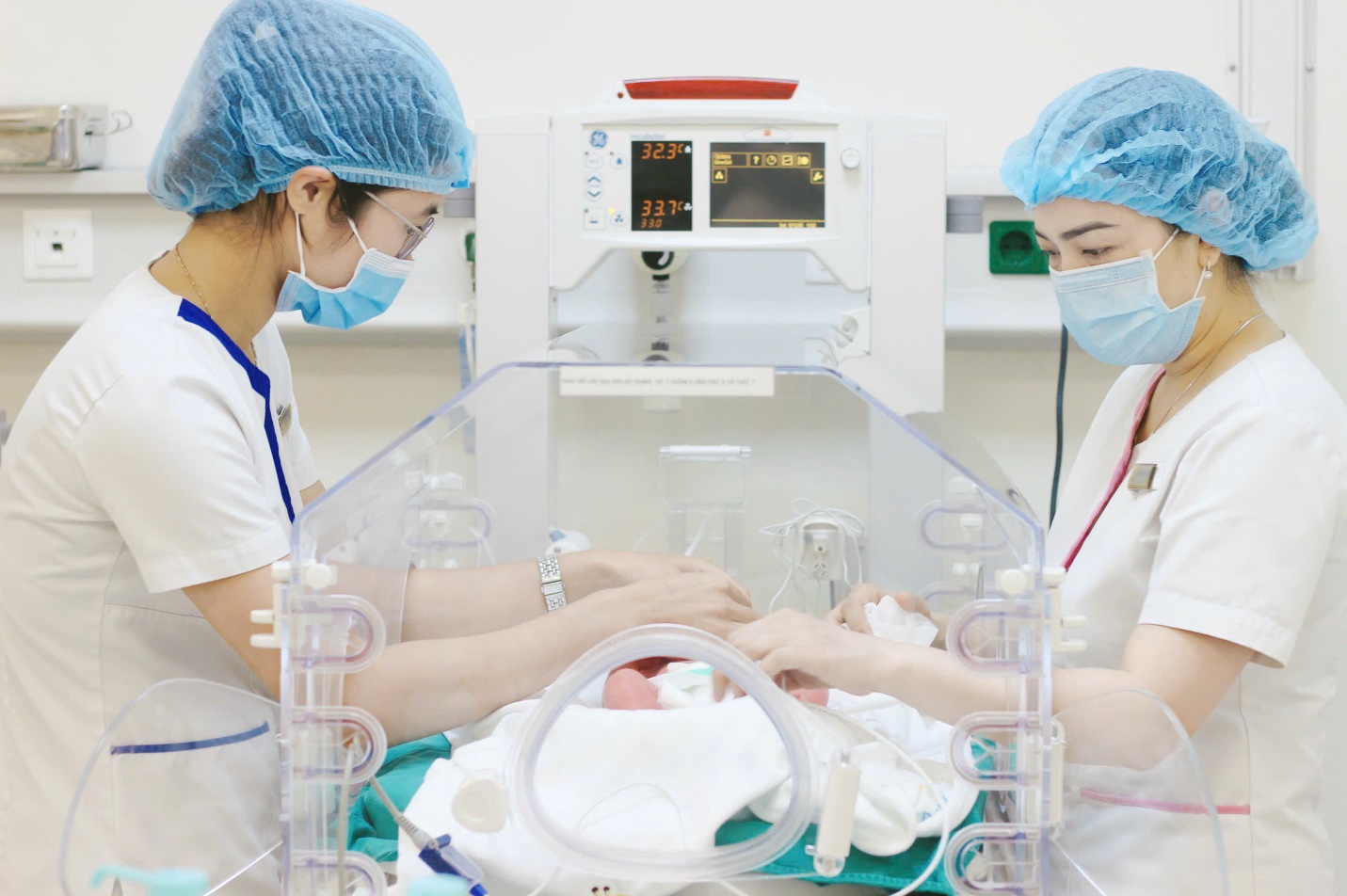 Gần 40 ng&agrave;y nỗ lực hồi sinh sự sống b&eacute; trai sinh non chỉ nặng hơn 1kg tại Vinmec Ph&uacute; Quốc- Ảnh 1.