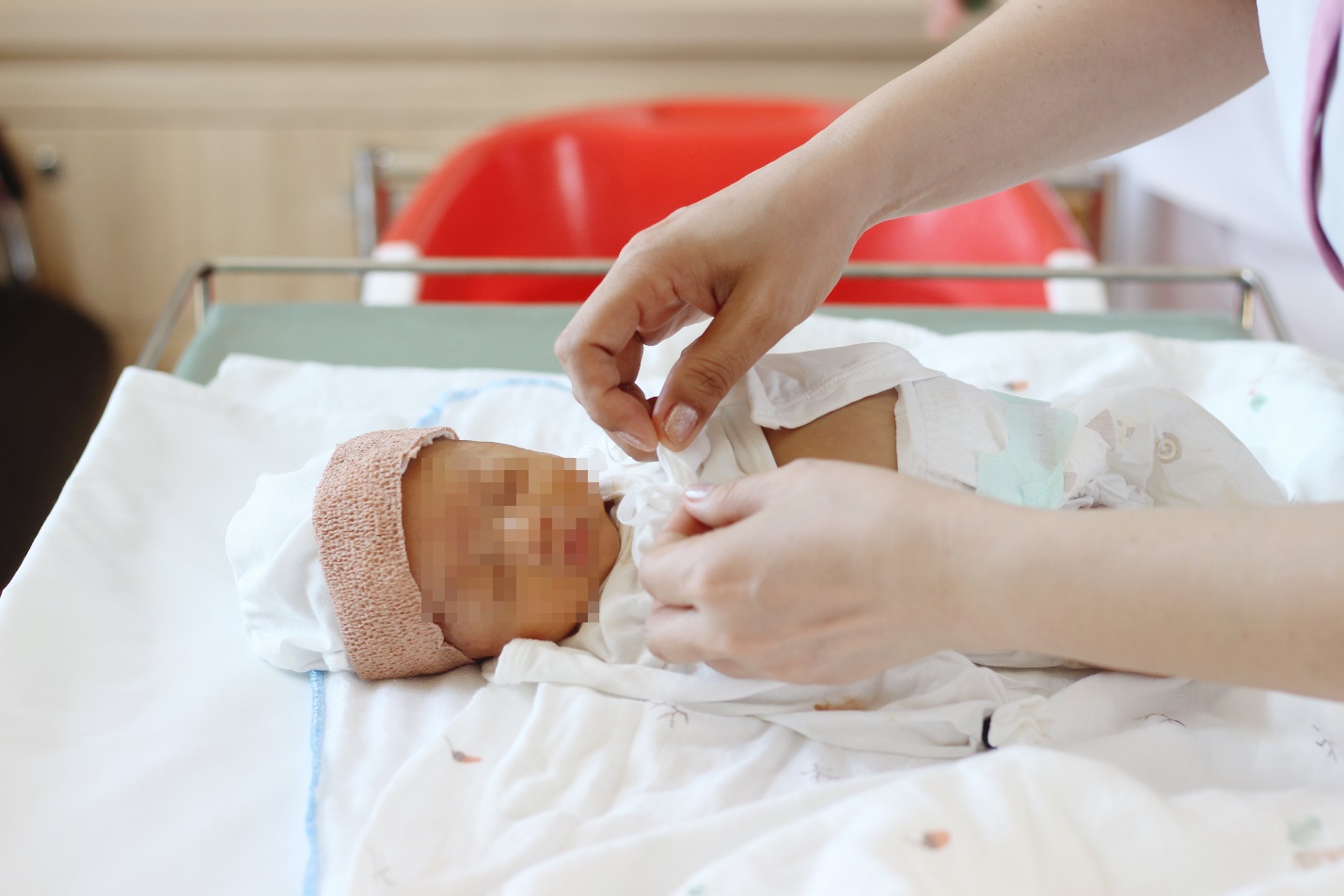 Gần 40 ng&agrave;y nỗ lực hồi sinh sự sống b&eacute; trai sinh non chỉ nặng hơn 1kg tại Vinmec Ph&uacute; Quốc- Ảnh 2.