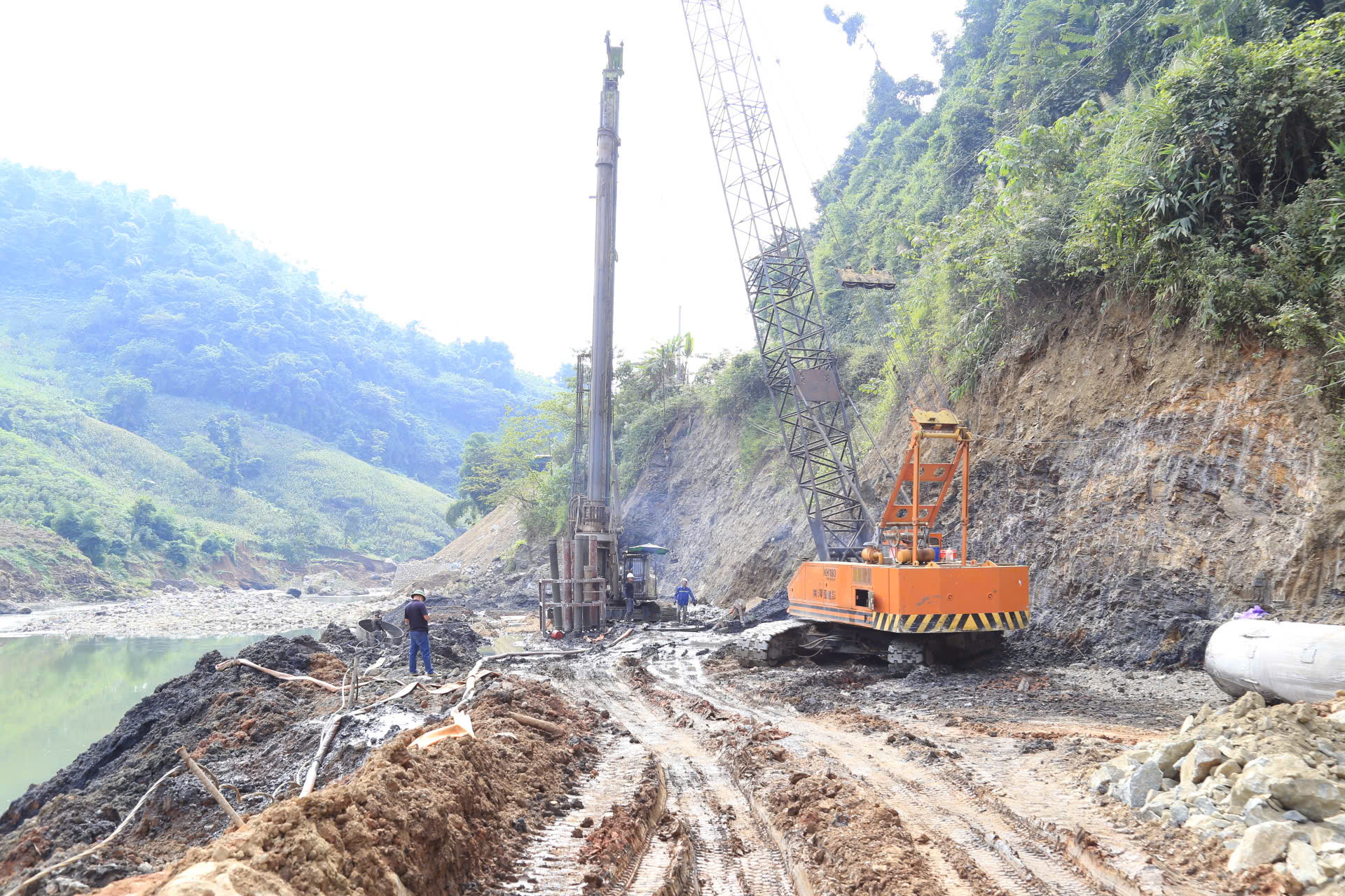 Tăng ca đẩy tiến độ dự &aacute;n tuyến đường nối L&agrave;o Cai - Lai Ch&acirc;u- Ảnh 2.