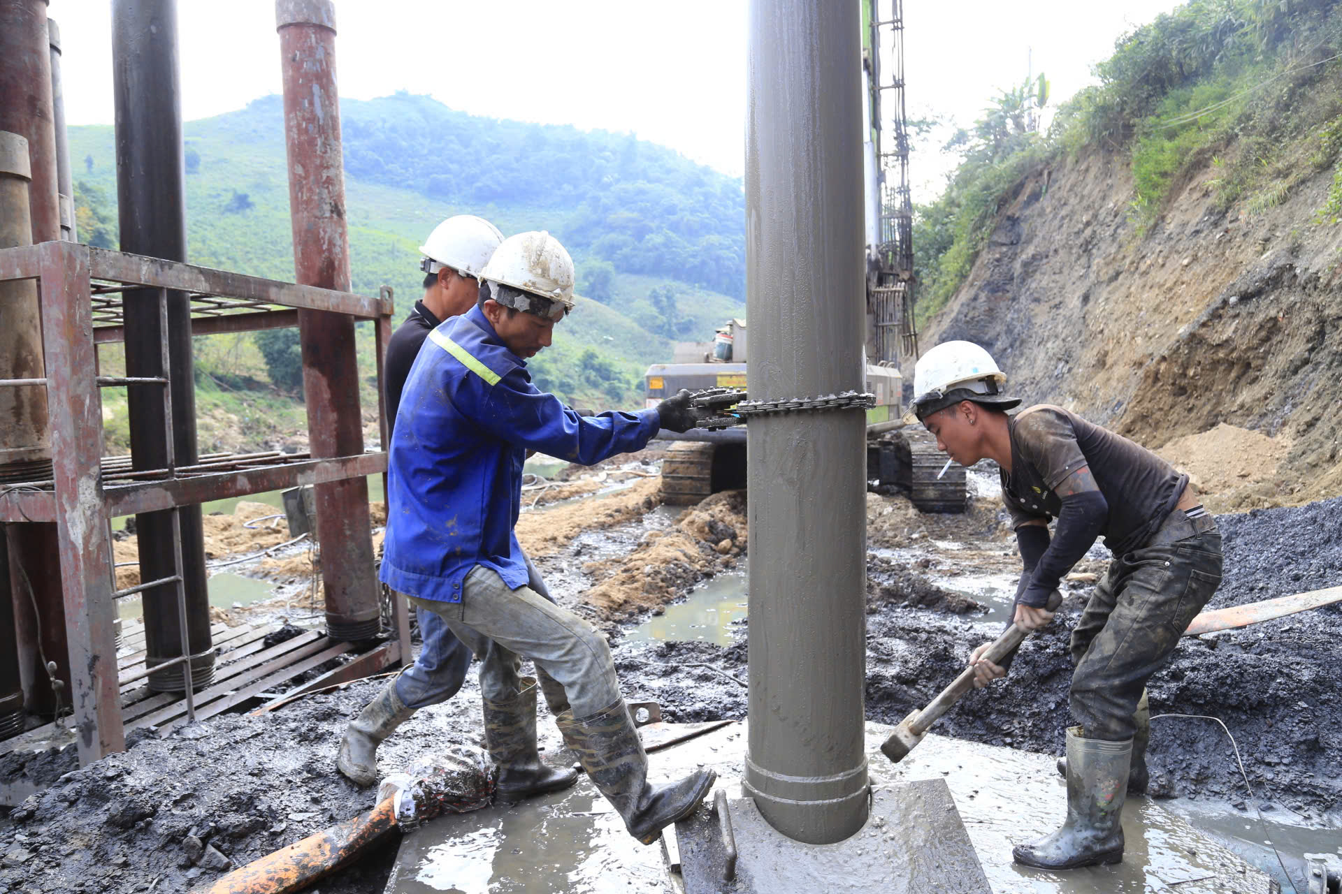 Tăng ca đẩy tiến độ dự &aacute;n tuyến đường nối L&agrave;o Cai - Lai Ch&acirc;u- Ảnh 3.