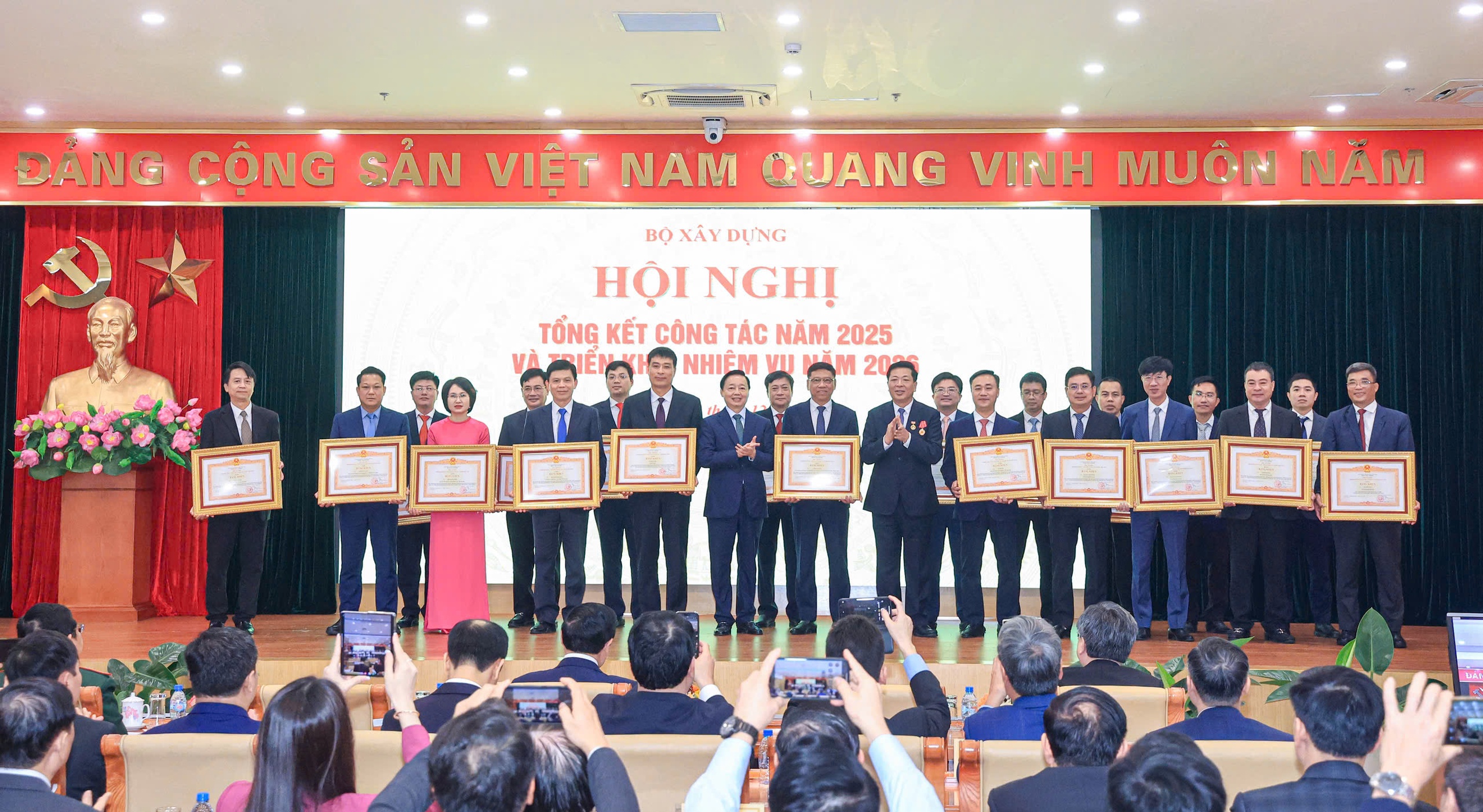 Thủ tướng: Bộ Xây dựng thực hiện “5 bảo đảm, 6 đột phá” để đạt kết quả cao hơn- Ảnh 5. Thủ tướng: Bộ Xây dựng thực hiện “5 bảo đảm, 6 đột phá” để đạt kết quả cao hơn- Ảnh 5.