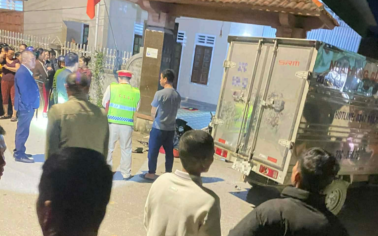 TP.HCM: Lao xe lên vỉa hè, nam thanh niên tử vong tại trạm chờ xe buýt- Ảnh 3. Khoảnh khắc xe máy chở 3 người đâm trực diện xe tải, một thiếu niên tử vong