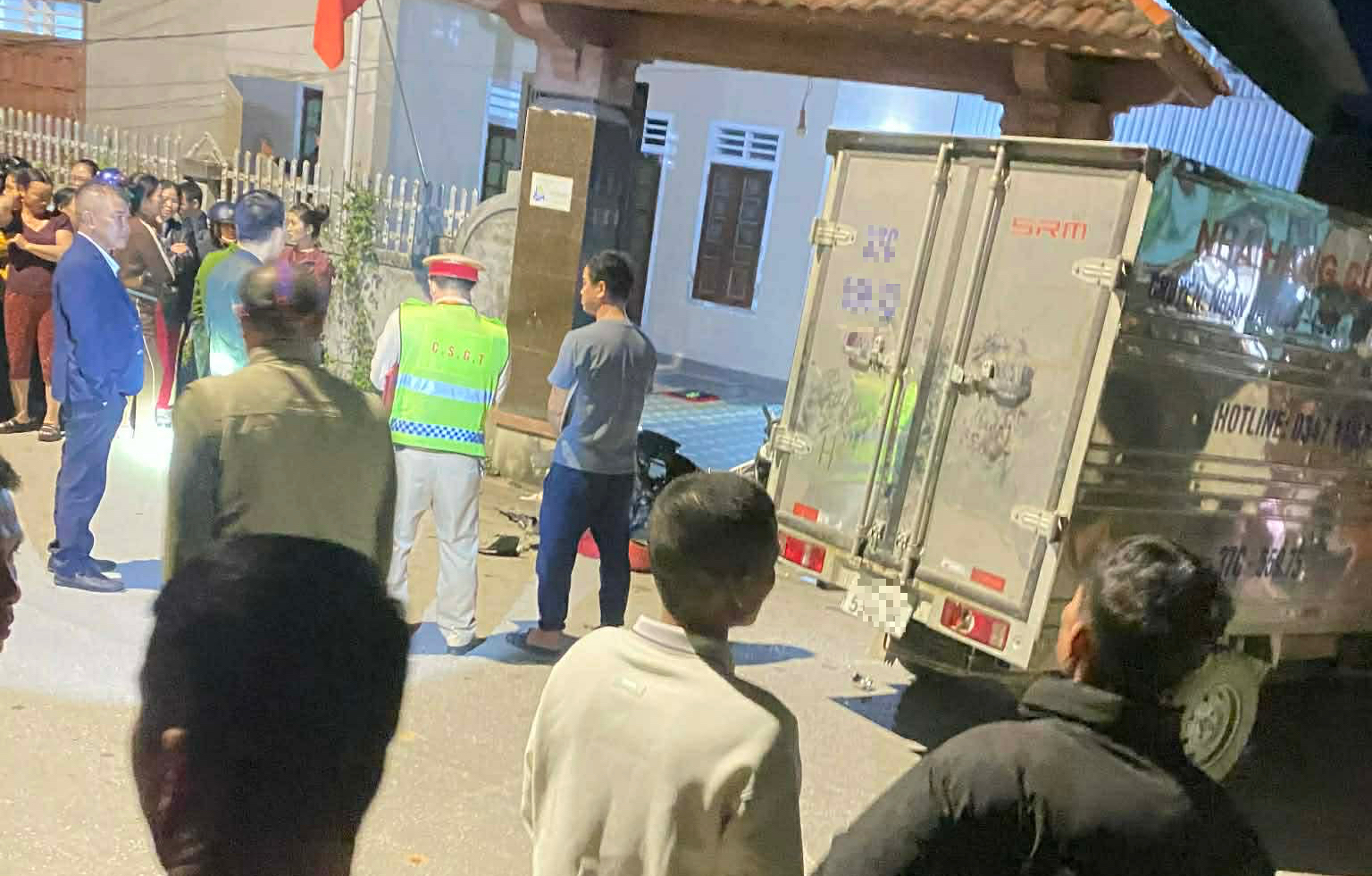 Khoảnh khắc xe máy chở 3 người đâm trực diện xe tải, một thiếu niên tử vong- Ảnh 1. Khoảnh khắc xe máy chở 3 người đâm trực diện xe tải, một thiếu niên tử vong- Ảnh 1.