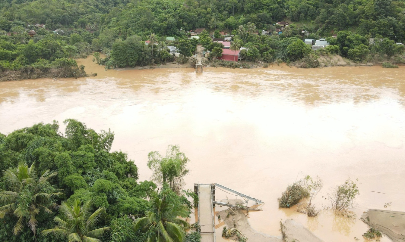 Nghệ An: Người dân vùng cao mong sớm có cầu treo qua sông qua suối- Ảnh 1. Nghệ An: Người dân vùng cao mong sớm có cầu treo qua sông qua suối- Ảnh 1.