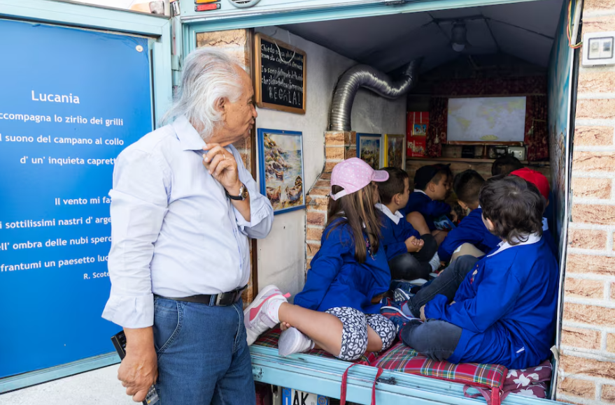 H&agrave;nh tr&igrave;nh đưa s&aacute;ch tới mọi miền đất nước của cựu nh&agrave; gi&aacute;o Italy- Ảnh 2.