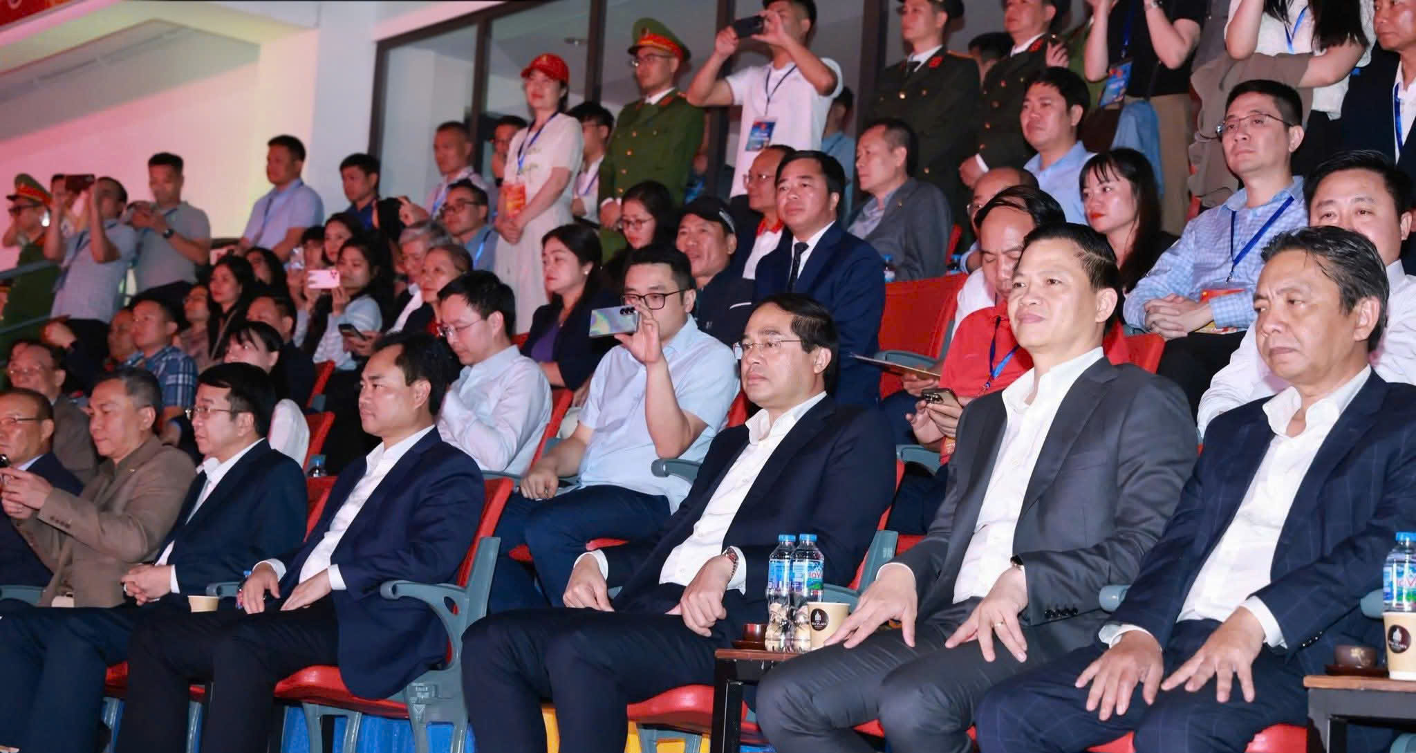 Th&aacute;i Nguy&ecirc;n rực s&aacute;ng trong đ&ecirc;m khai mạc Giải Tứ h&ugrave;ng 2025- Ảnh 2.