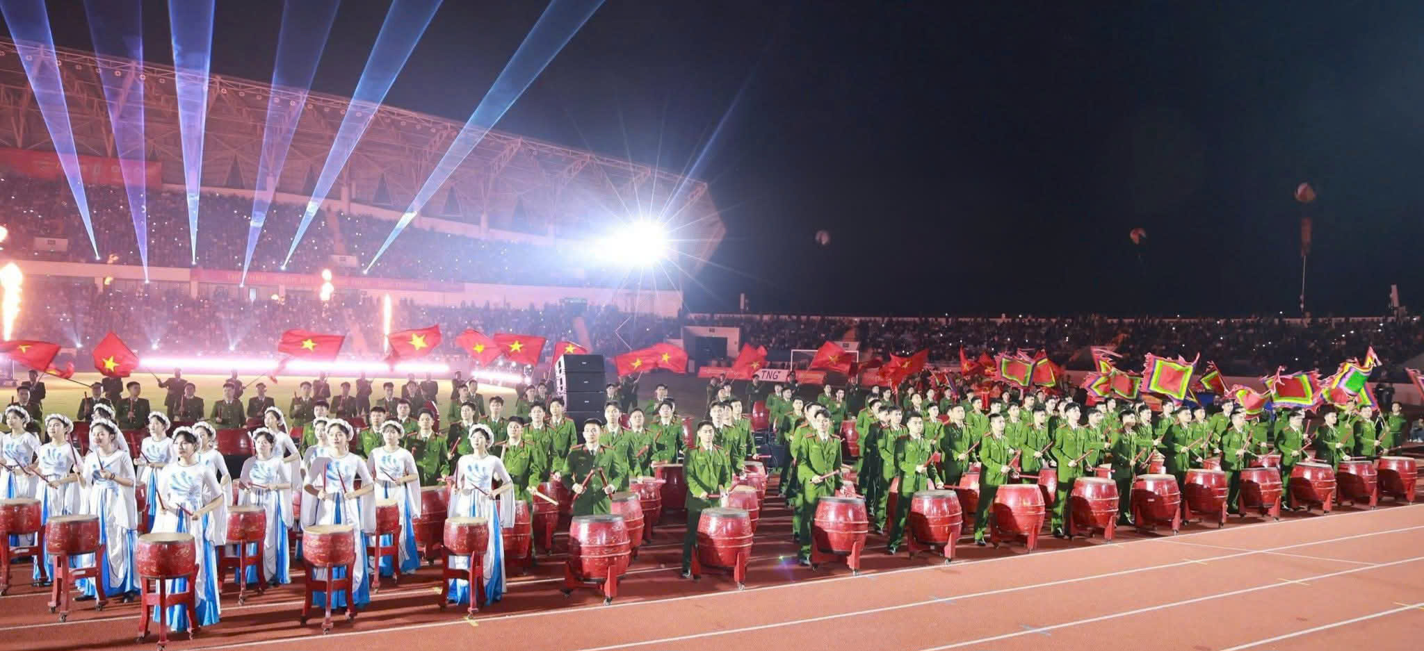 Th&aacute;i Nguy&ecirc;n rực s&aacute;ng trong đ&ecirc;m khai mạc Giải Tứ h&ugrave;ng 2025- Ảnh 7.